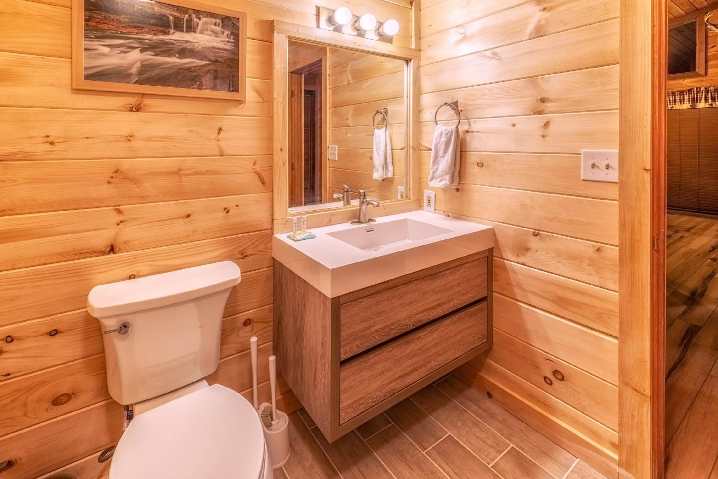 Toilet in Real Log Cabin With Amazing Views, Hot Tub, Sauna, Games