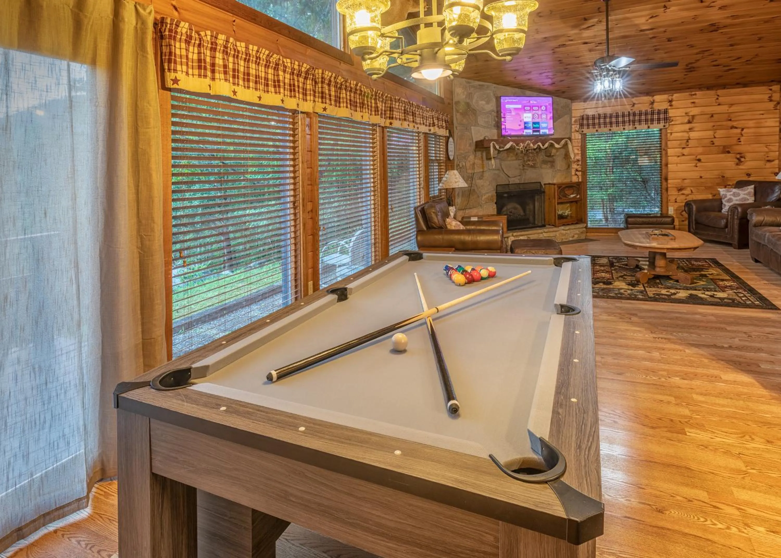 Billiard in Real Log Cabin With Amazing Views, Hot Tub, Sauna, Games