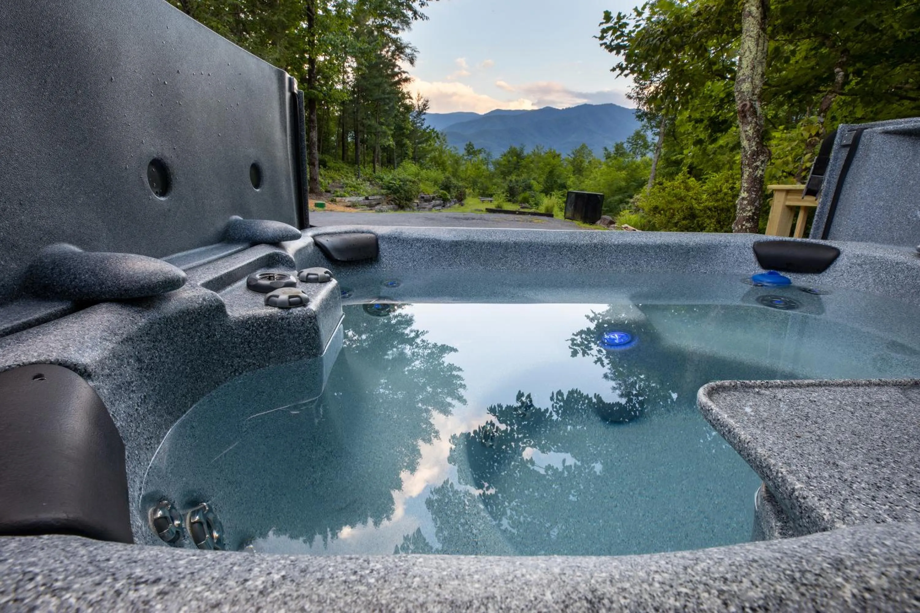 Hot Tub in Real Log Cabin With Amazing Views, Hot Tub, Sauna, Games