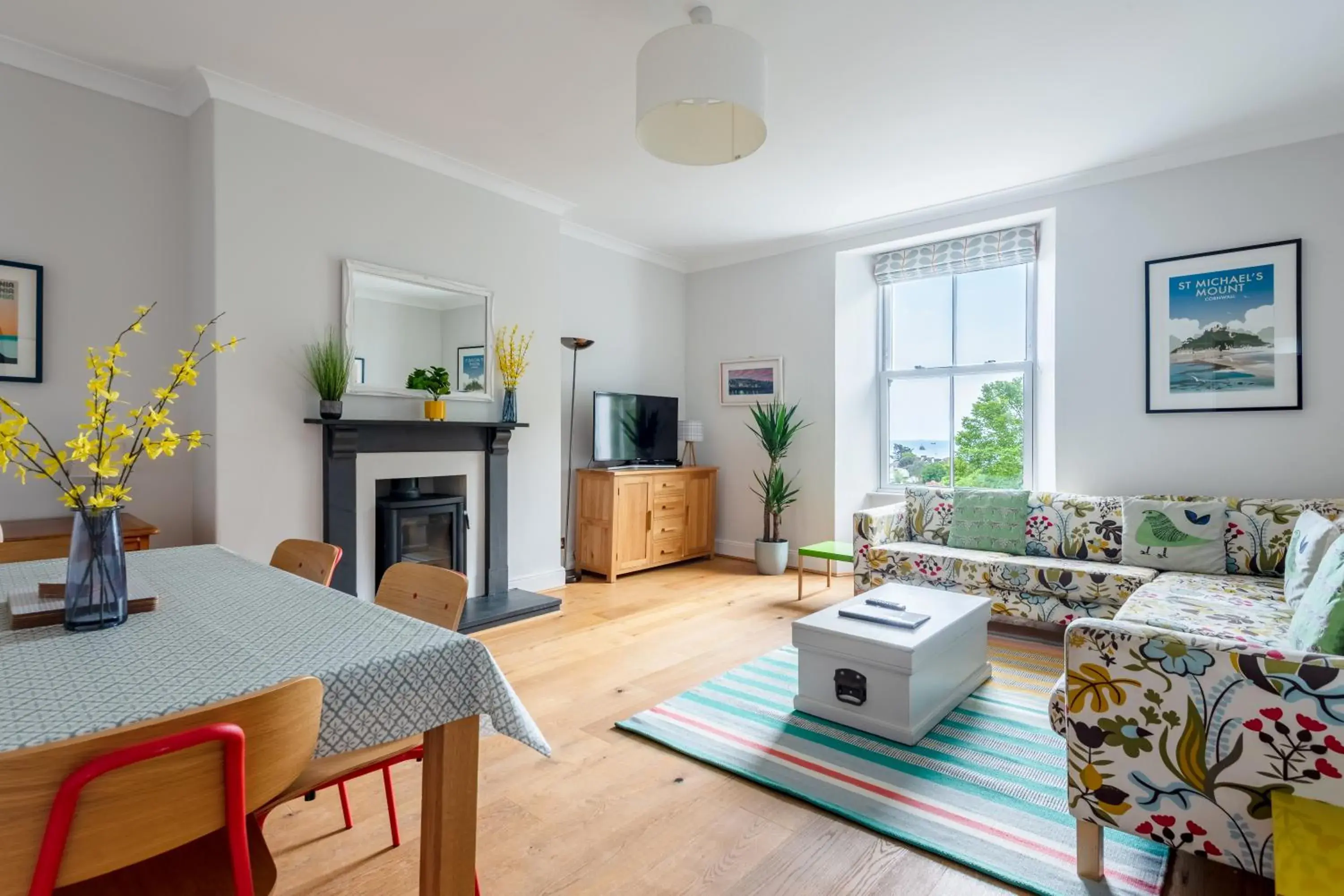 Manacles - Spacious flat near beach with sea views & parking Manacles - Spacious flat near beach with sea views & parking