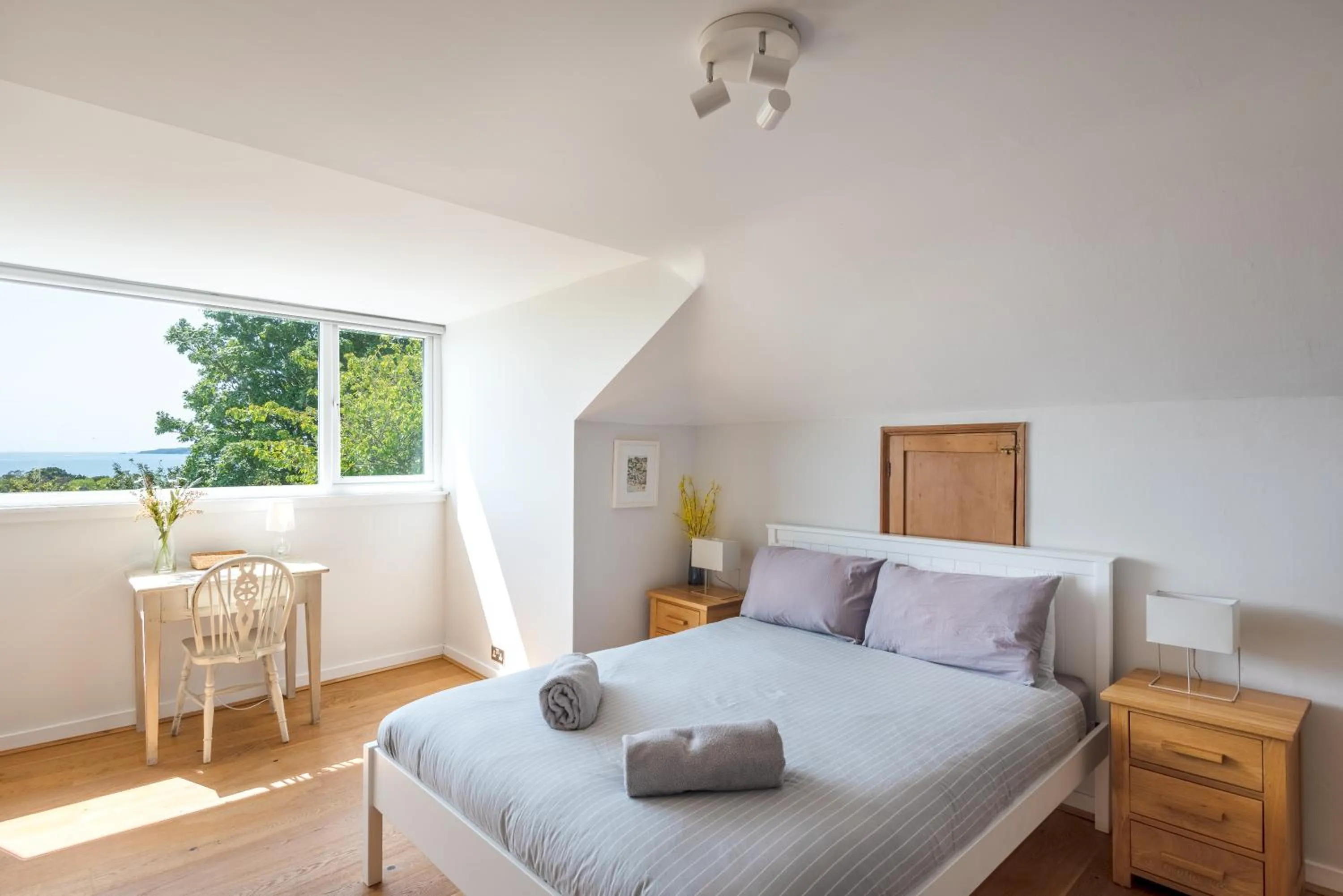 Manacles - Spacious flat near beach with sea views & parking