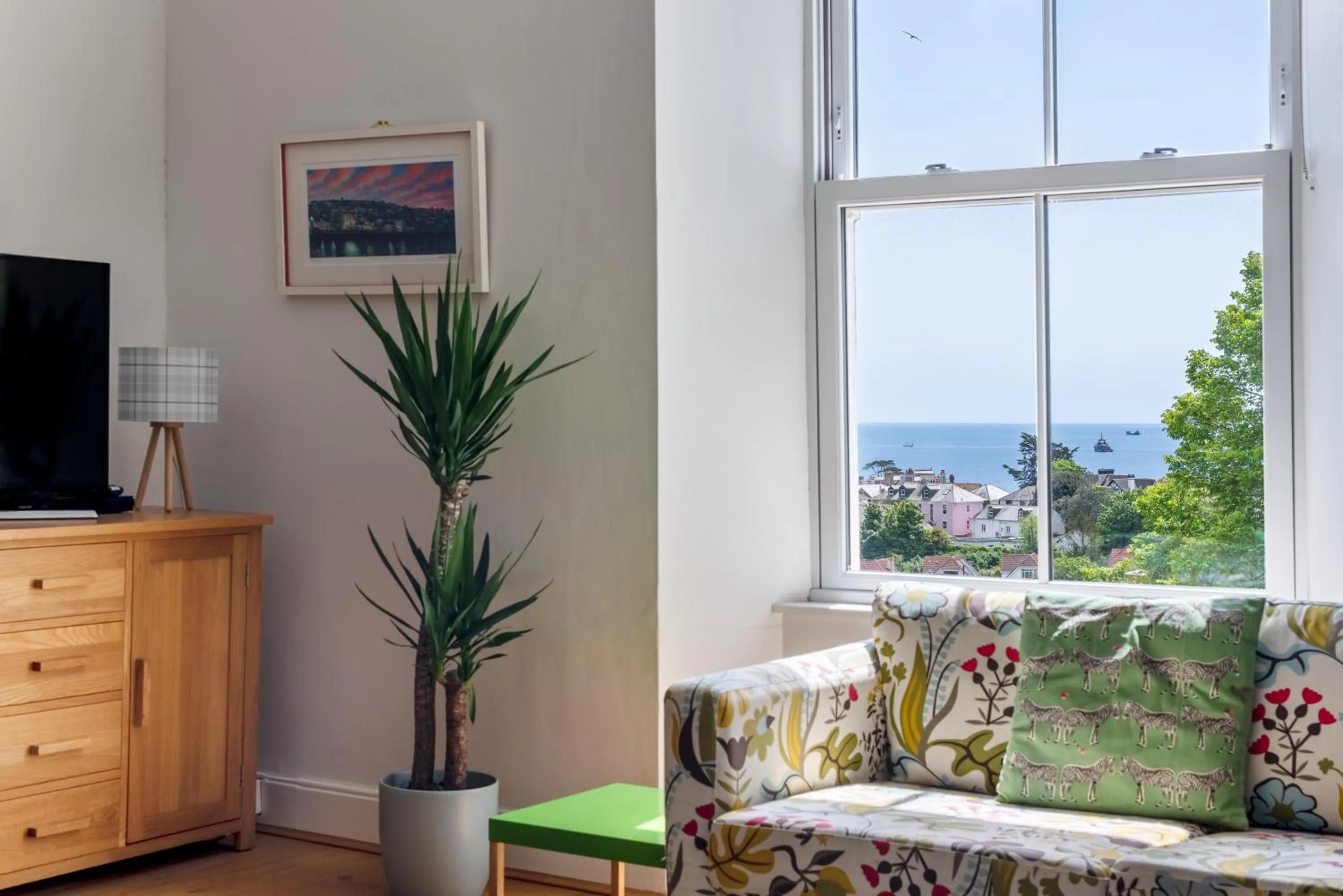 Manacles - Spacious flat near beach with sea views & parking