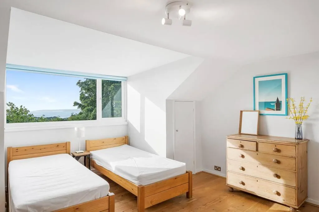 Manacles - Spacious flat near beach with sea views & parking
