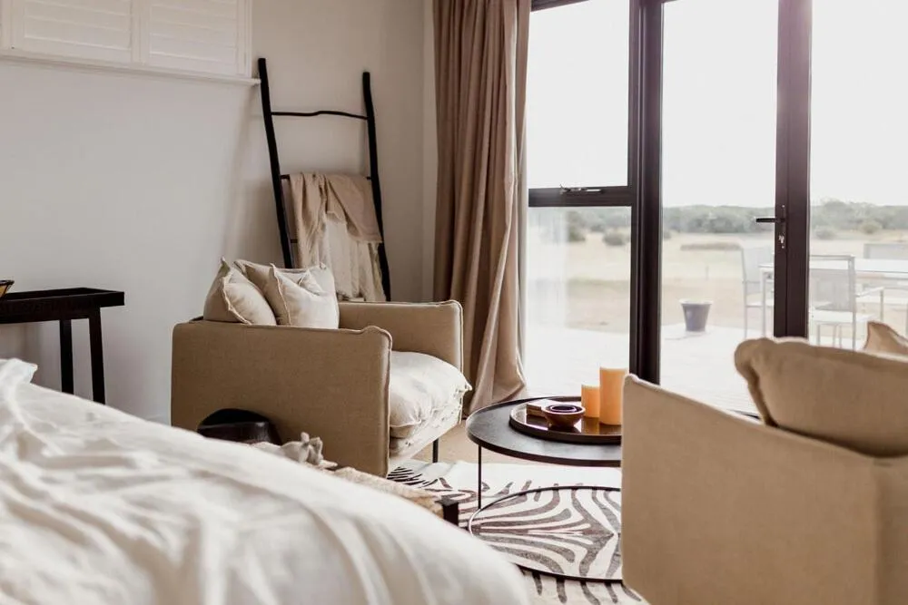 Seating area, Bed in Majuba Country Lodge