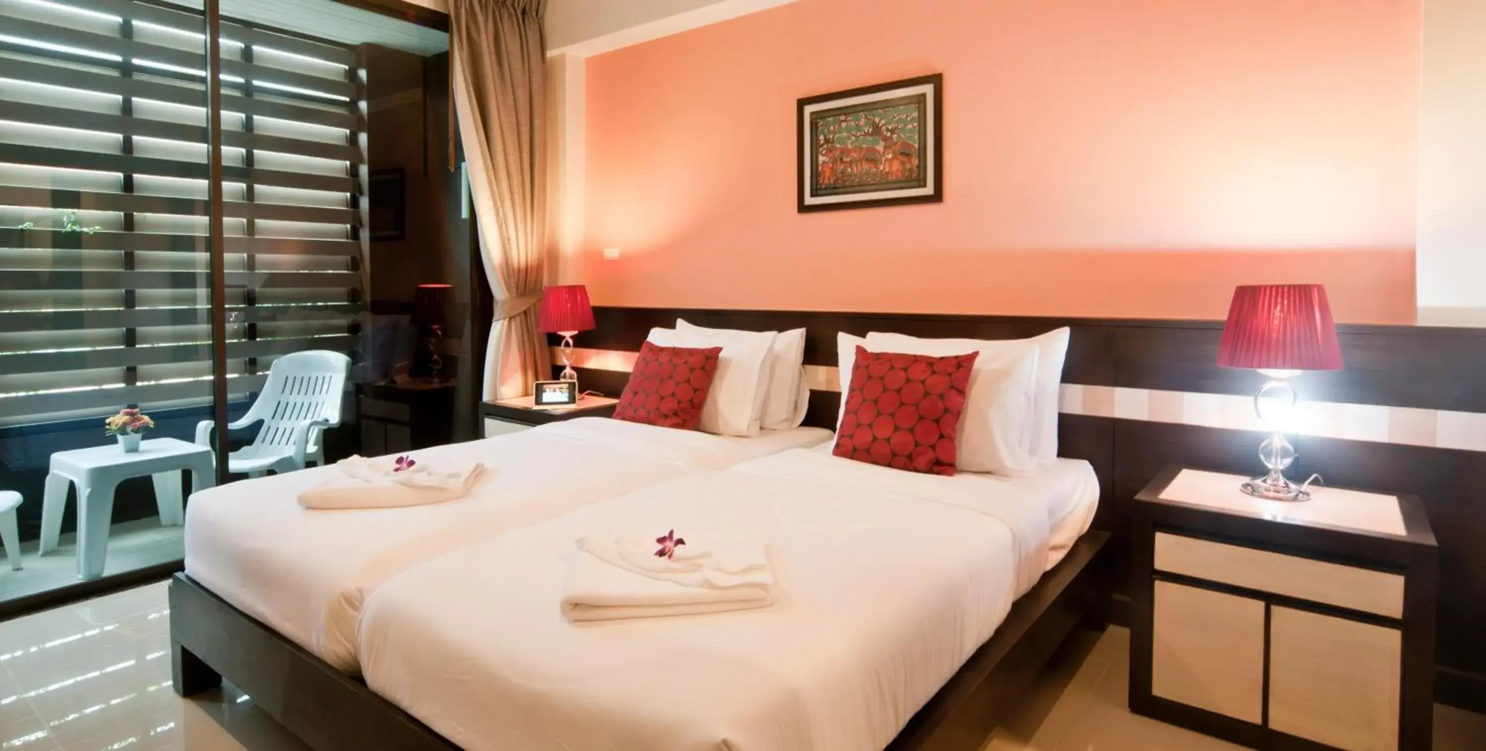 Superior Twin Room in Ratana Residence Thalang Superior Twin Room in Ratana Residence Thalang