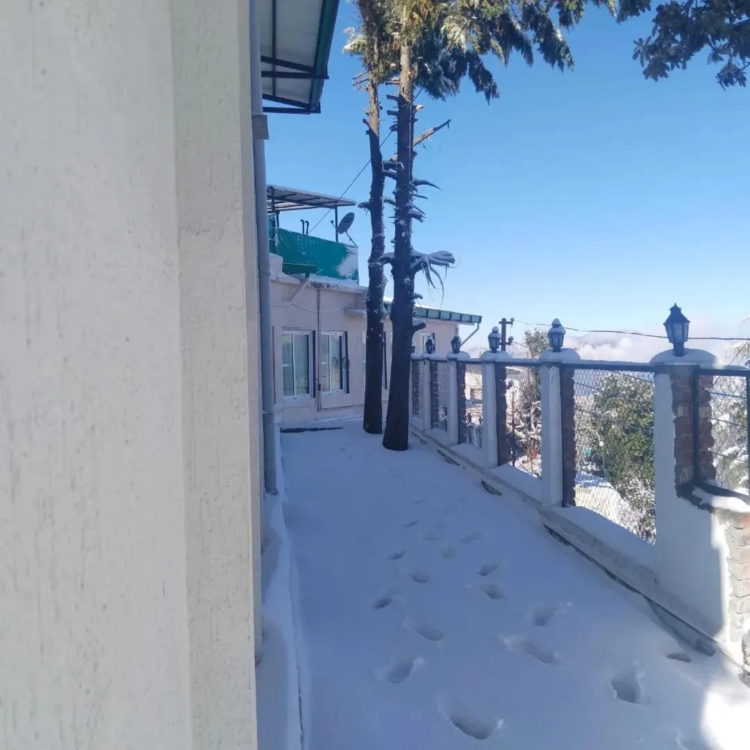 Balcony/Terrace in PinnacleHouse kanatal Uttarakhand