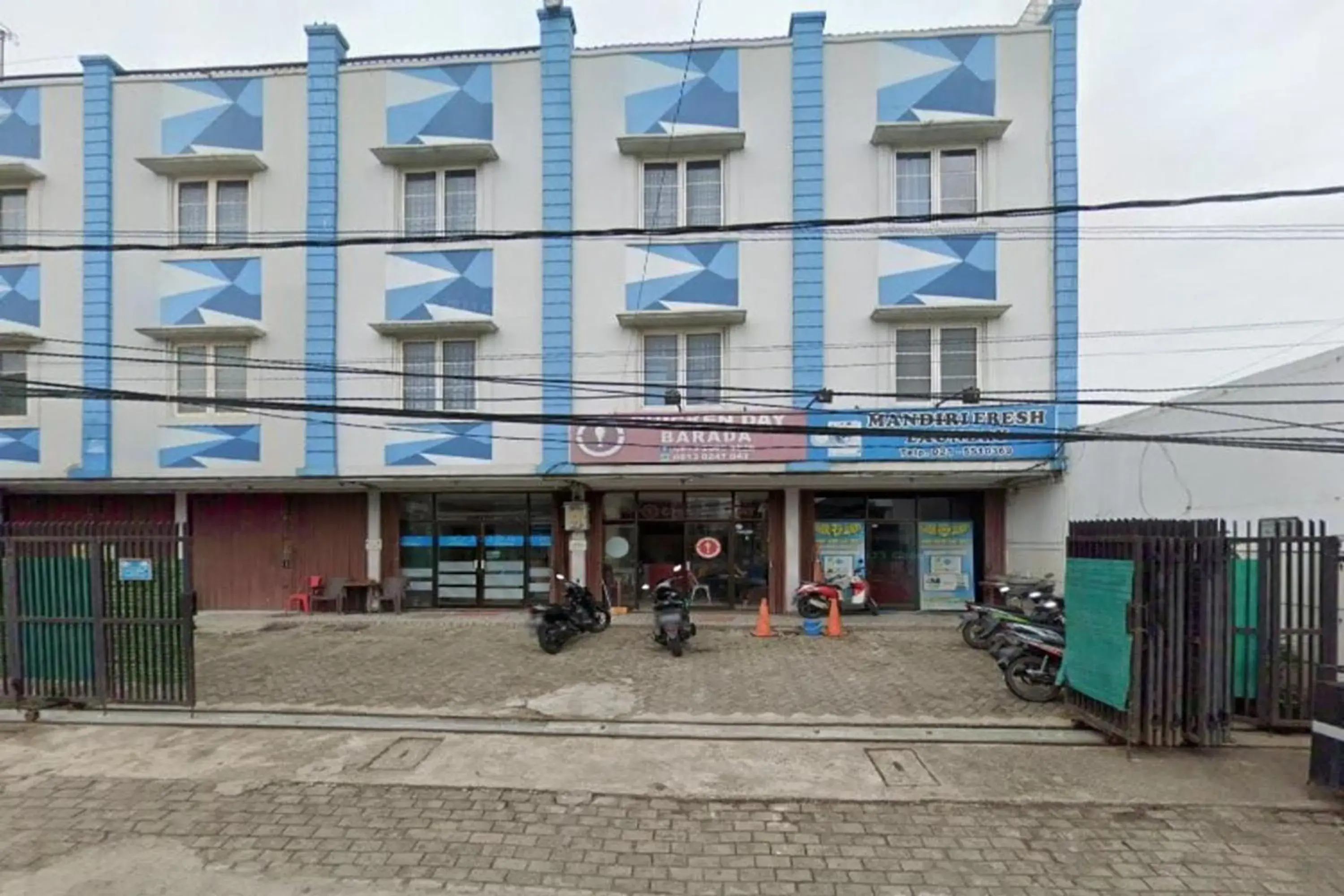 Property building in BARADA ROOMS Property building in BARADA ROOMS