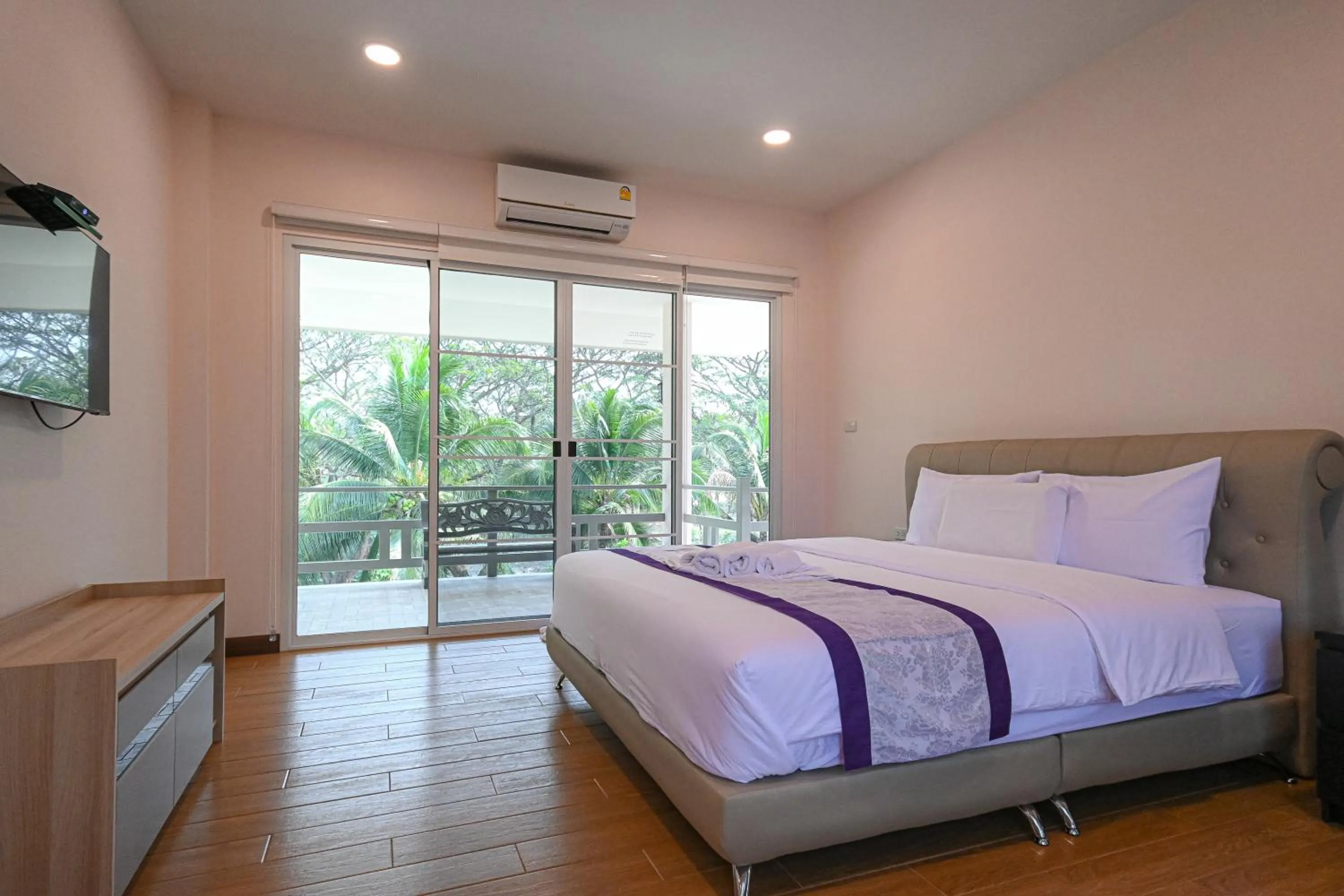 Deluxe Villa in Suanphung Bonsai Village