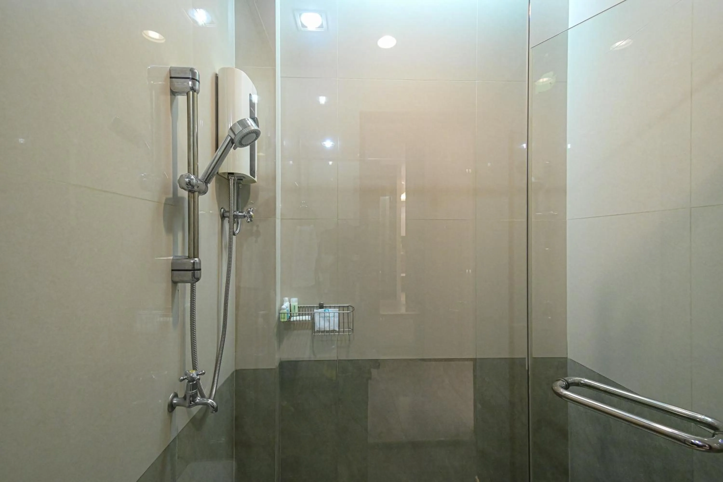 Shower in Suanphung Bonsai Village