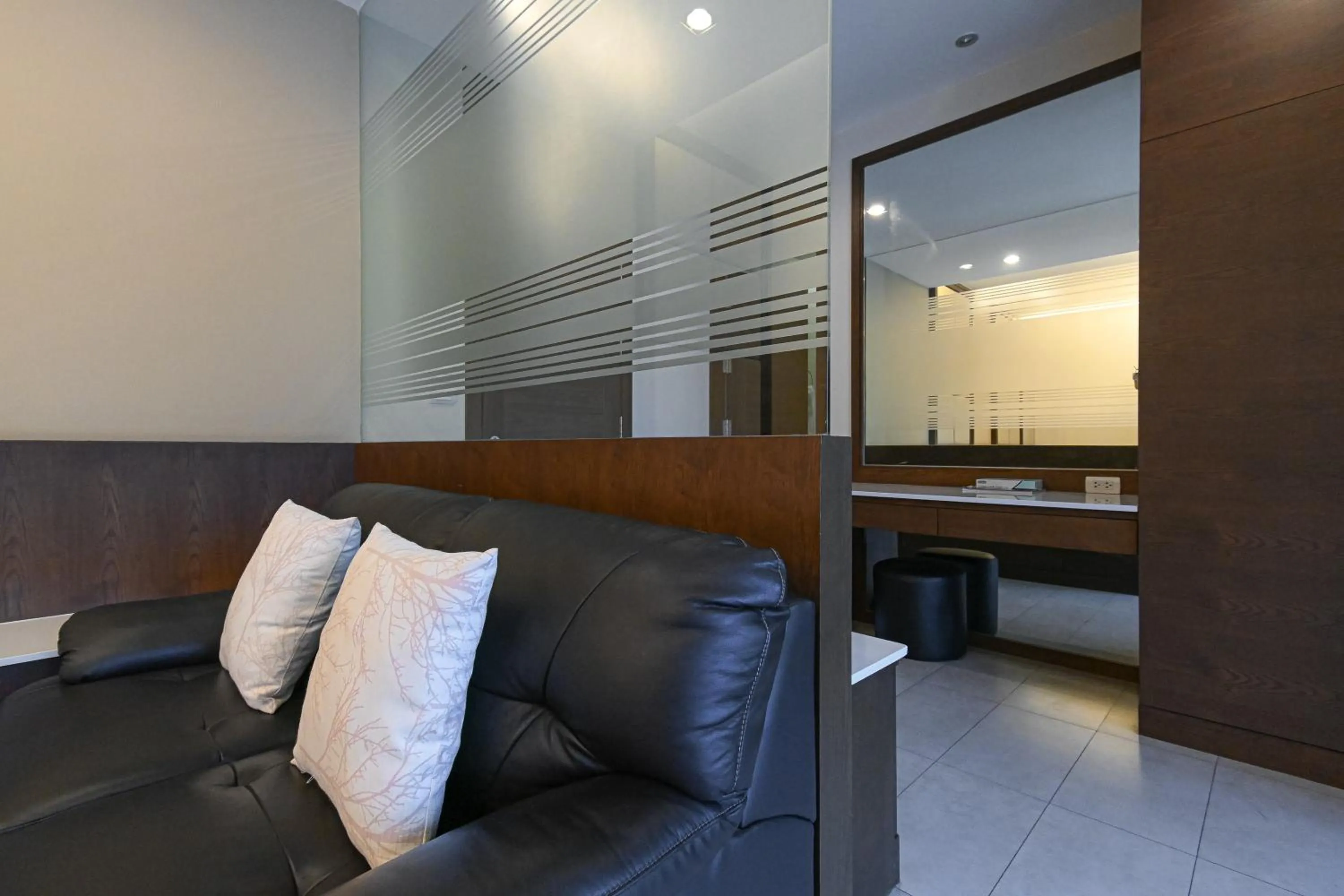 Photo of the whole room in Suanphung Bonsai Village