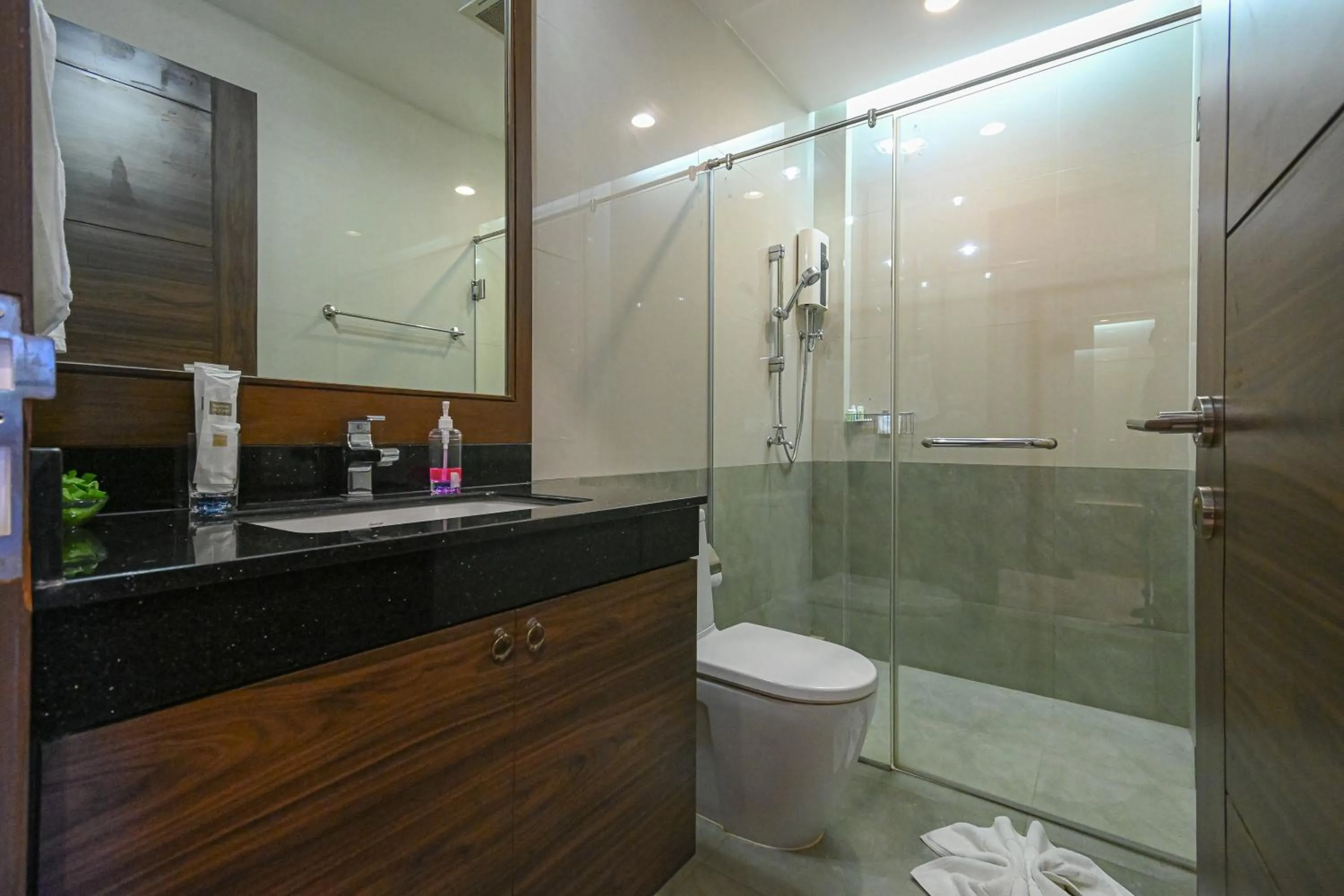 Shower in Suanphung Bonsai Village