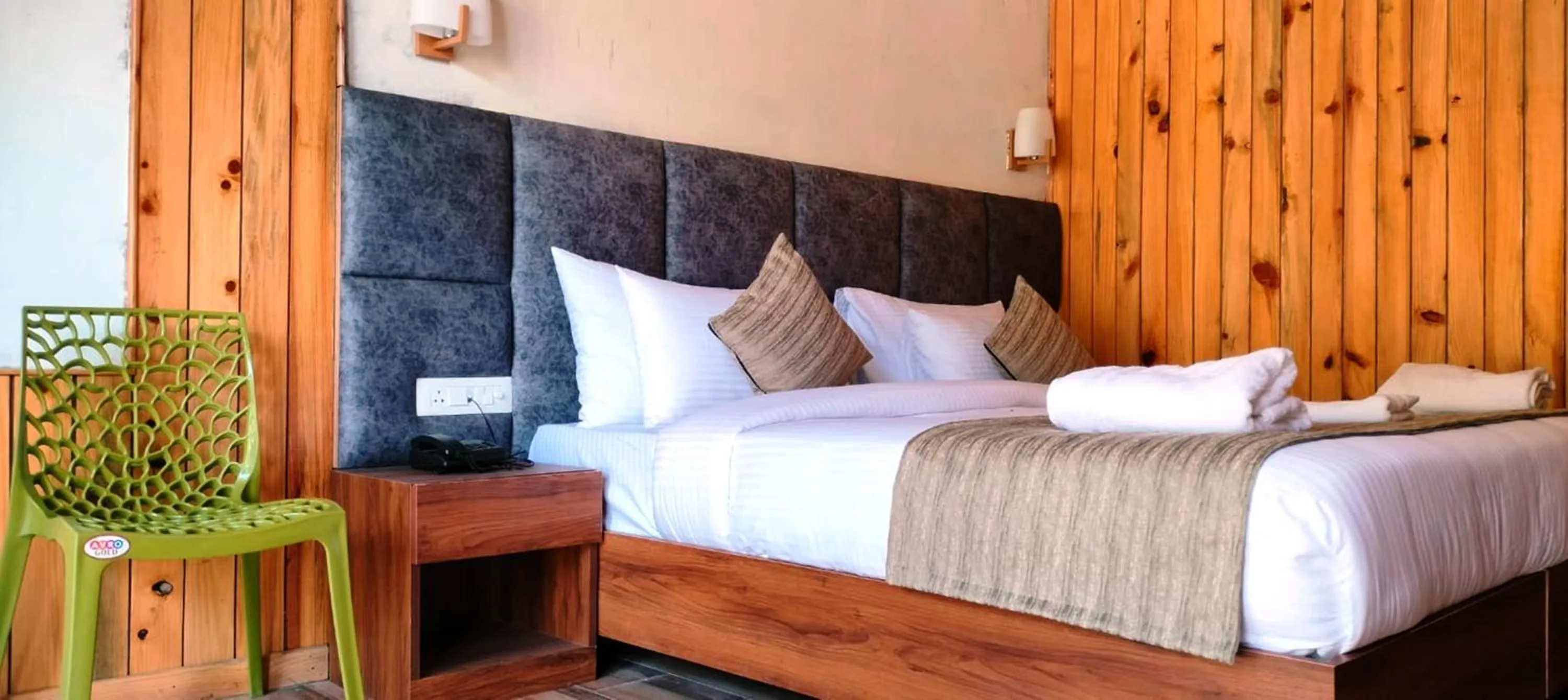 Living room, Bed in Qcent Woods Resort & Spa, Rishikesh