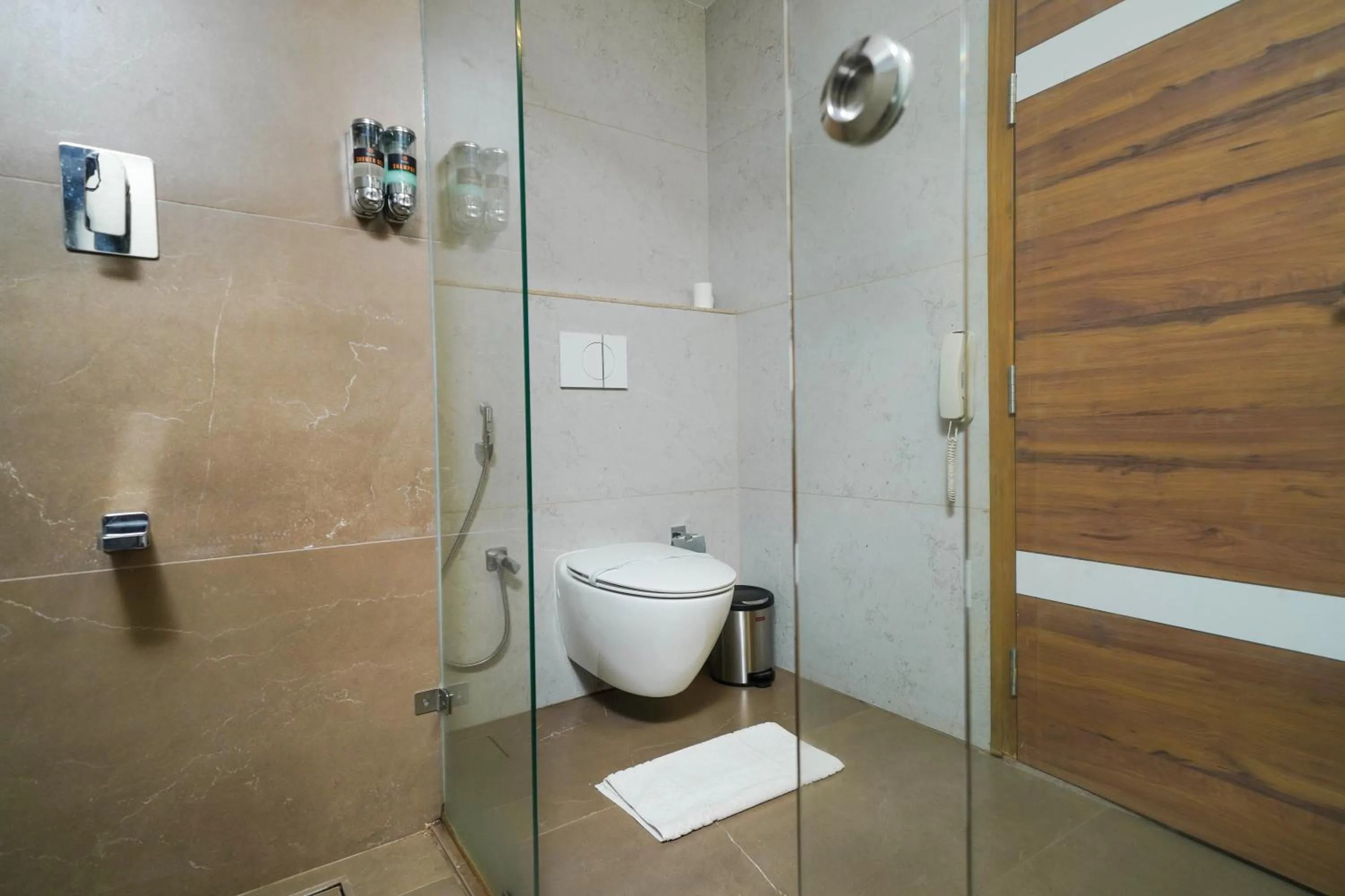 Toilet in Classic Regency