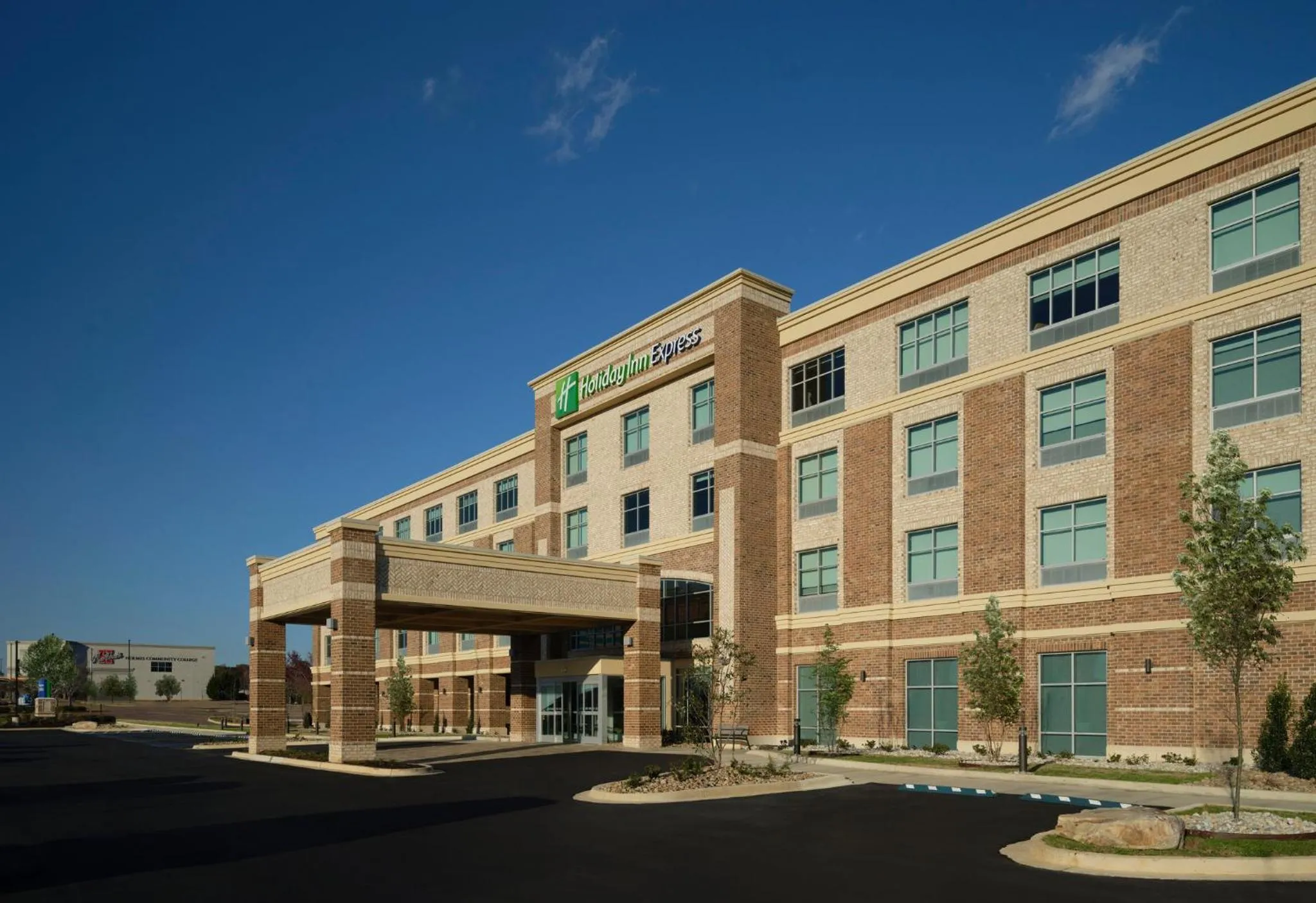 Property building in Holiday Inn Express - Jackson - Ridgeland by IHG