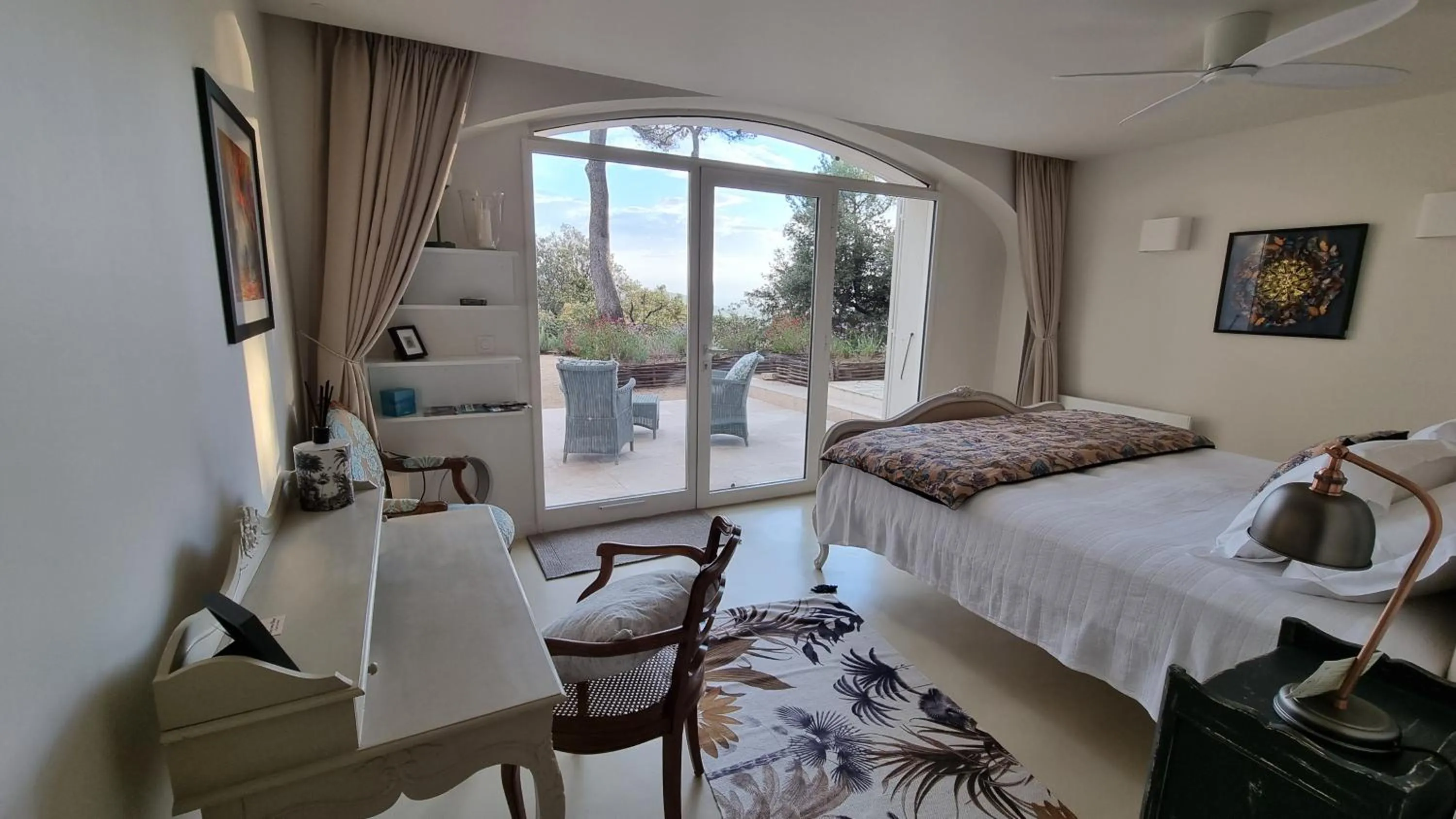 Bed in Villa Nymphée