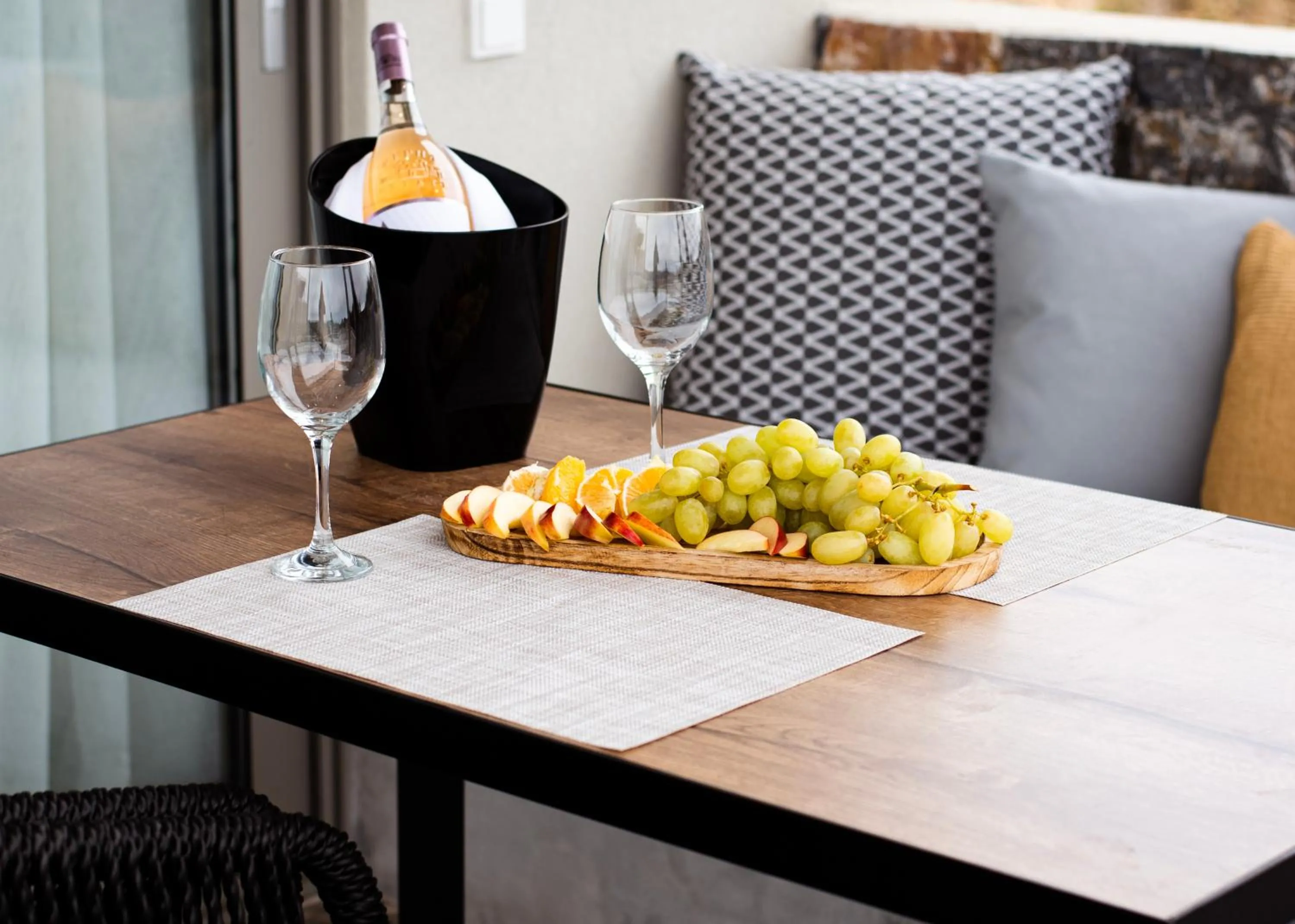 Food and drinks in Kaktus Suites Private Pool