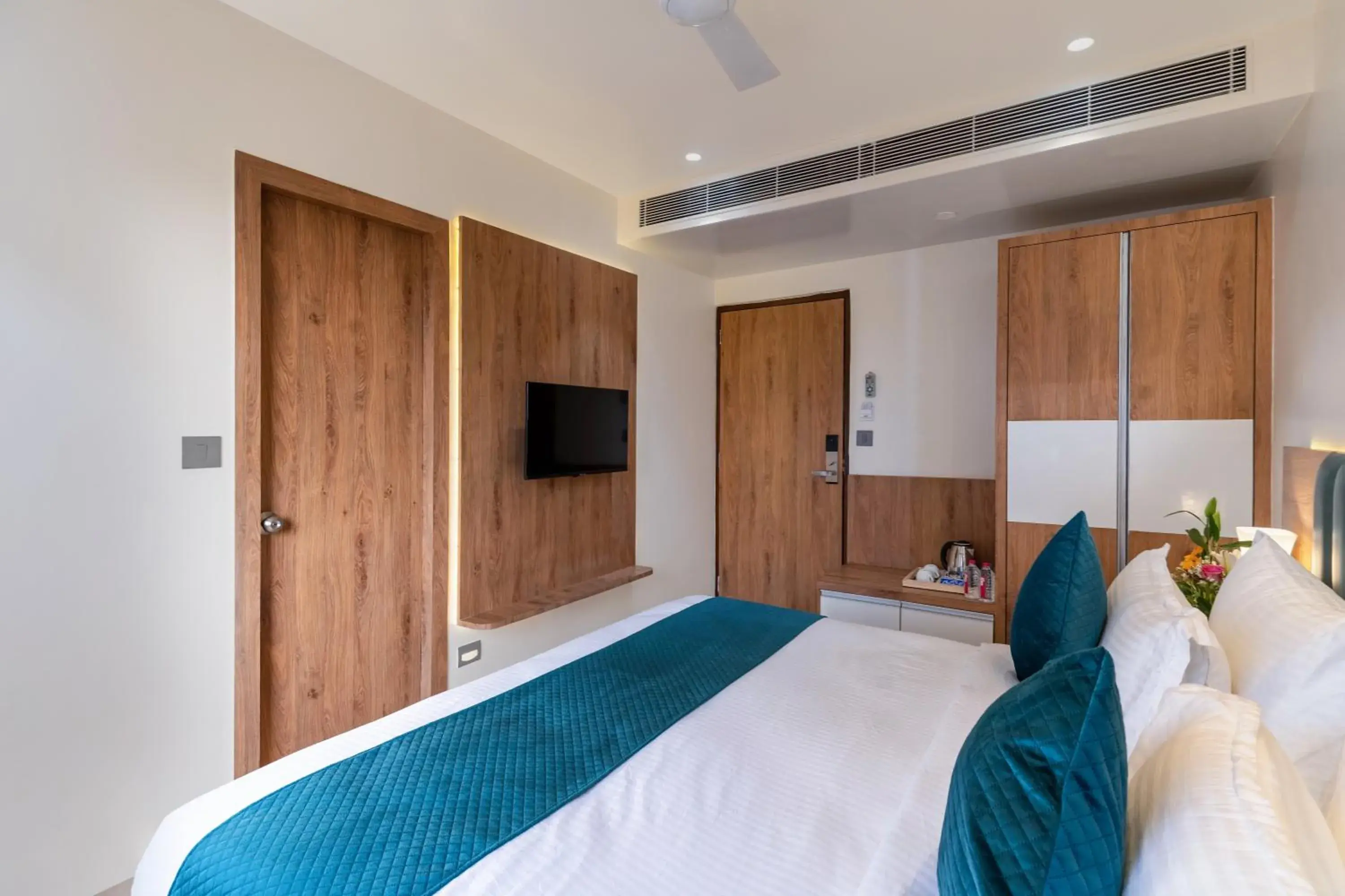 Bedroom, Bed in Redolence Aravali Tree Bedroom, Bed in Redolence Aravali Tree