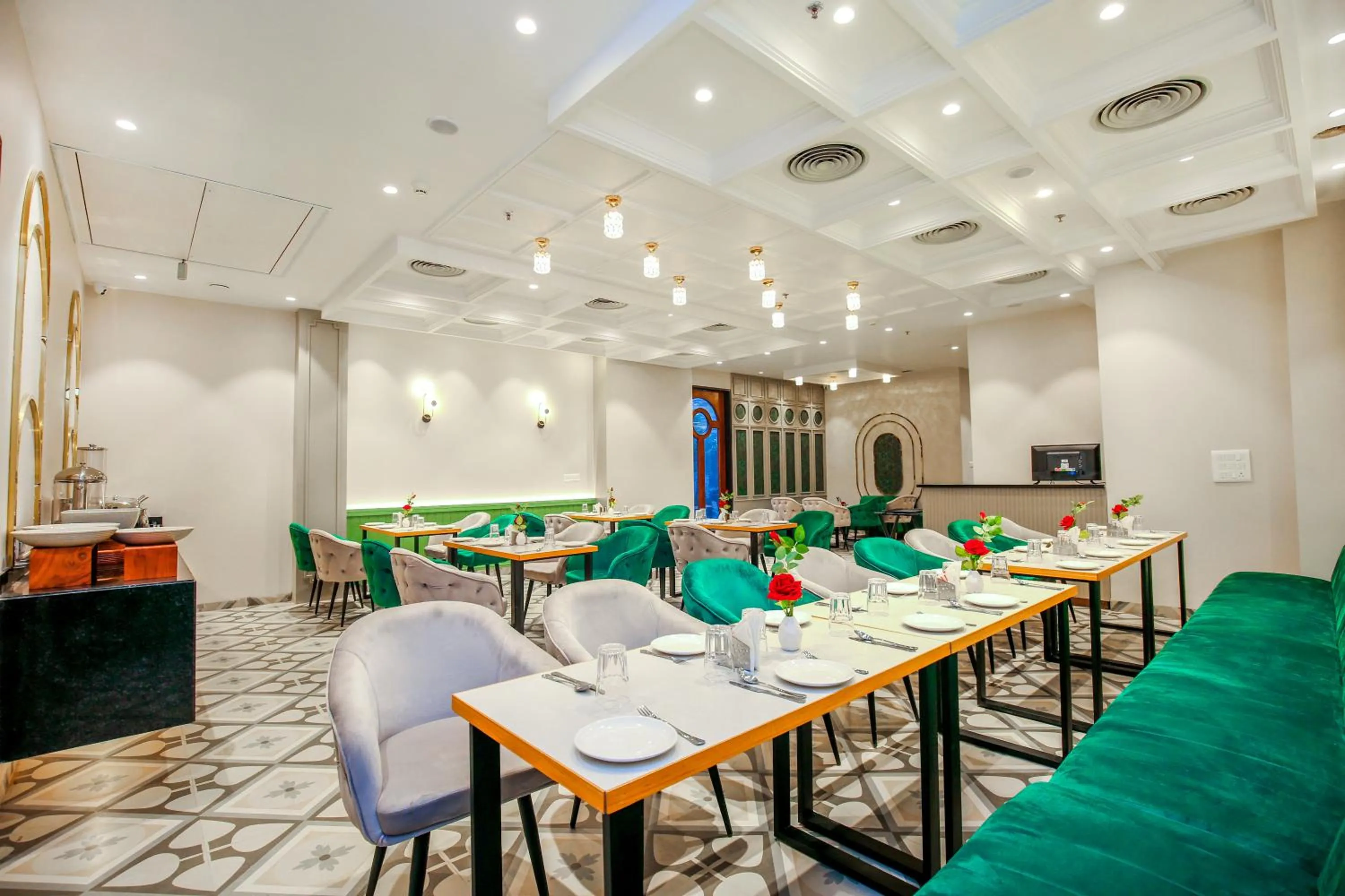 Restaurant/places to eat in Hotel Euphoria Green