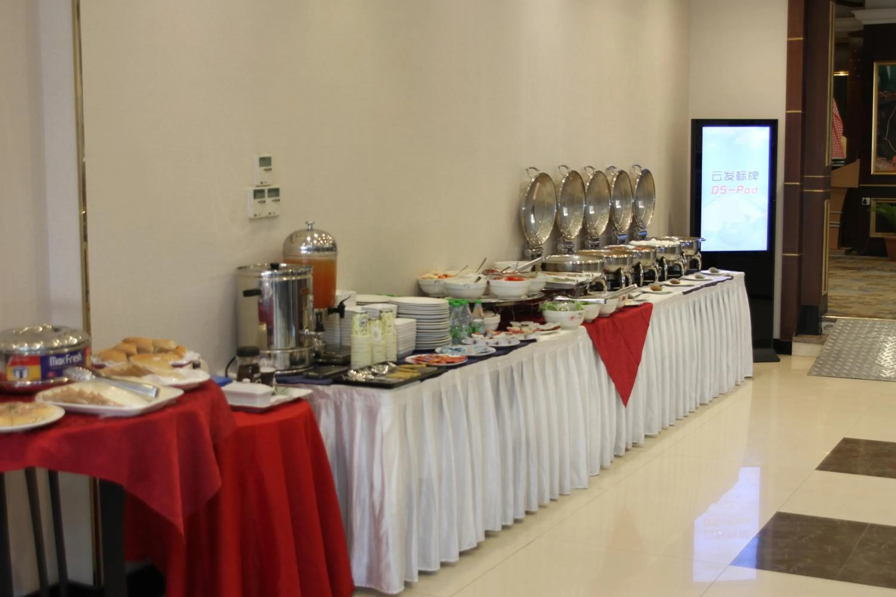 Restaurant/places to eat in Carawan Al Khaleej Hotel Olaya