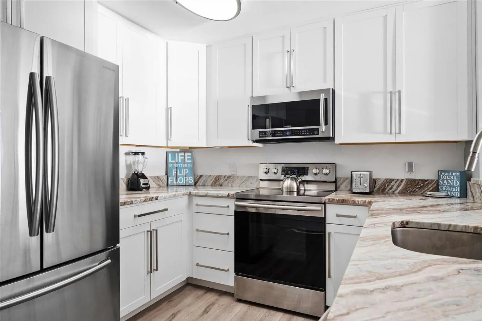 Oceanfront 2 Bedroom Modern Beach Condo w Pool