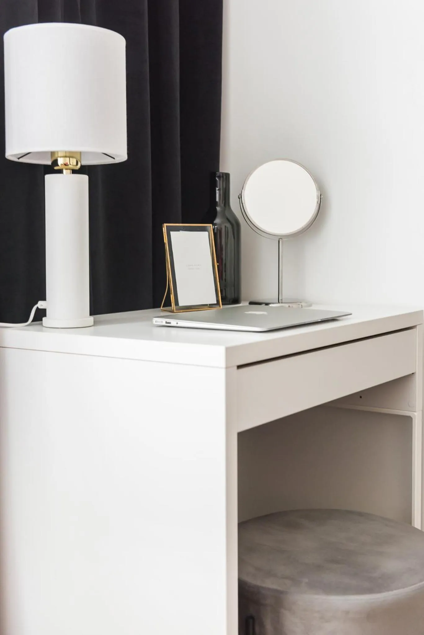 hair dresser in Crystal House II - LoftAffair Collection