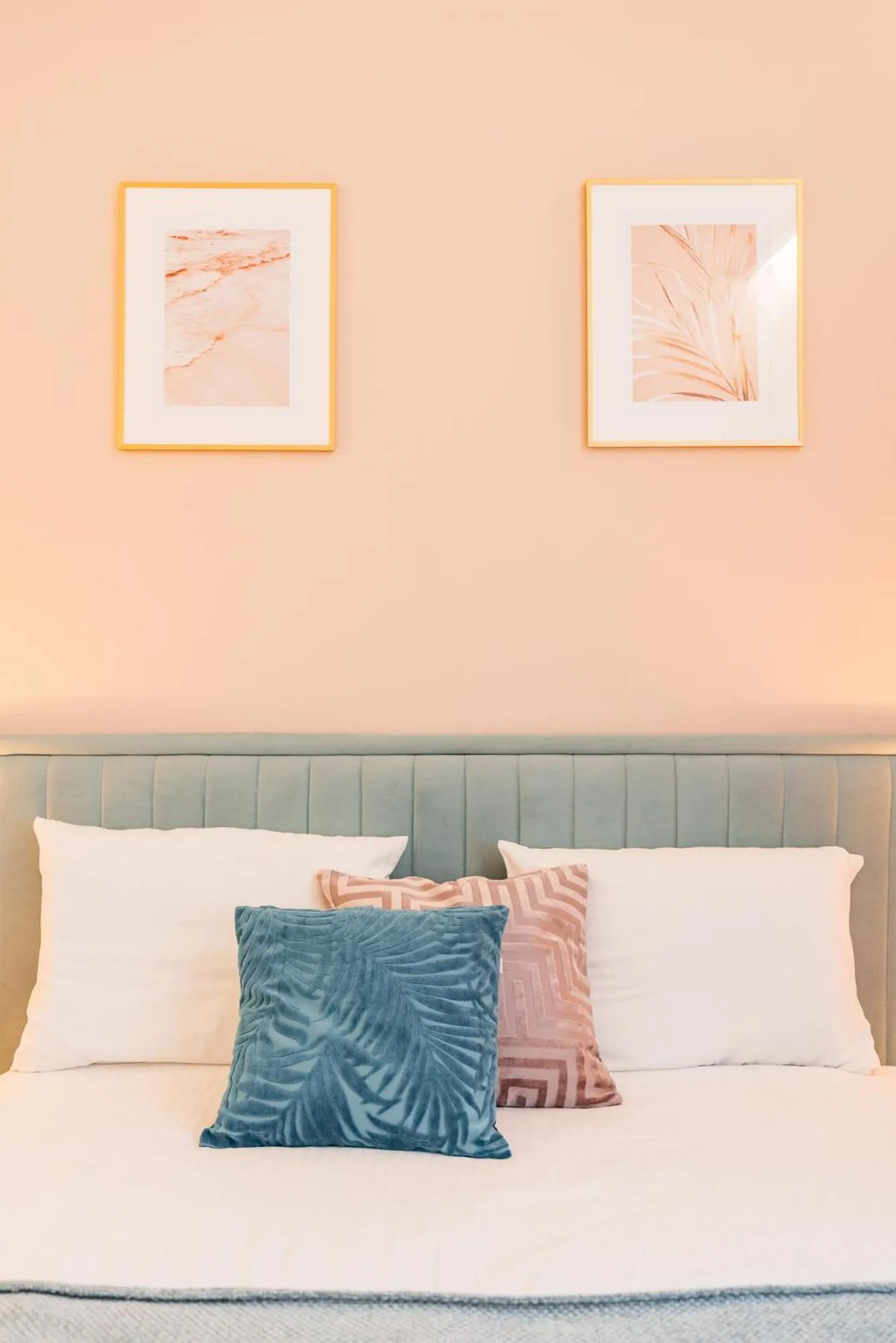 Bed in Crystal House II - LoftAffair Collection