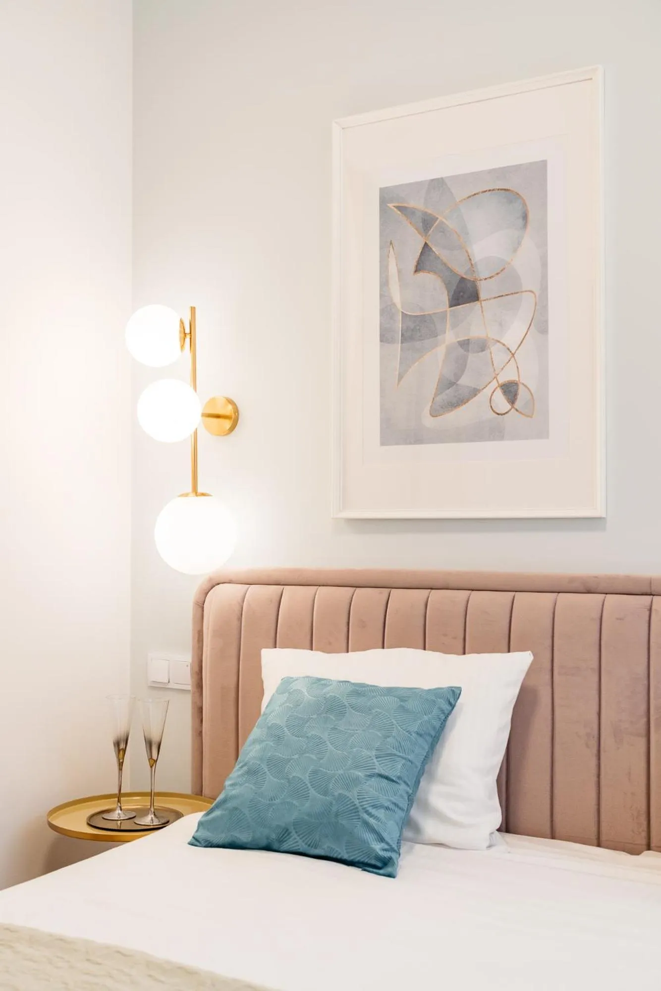 Bed in Crystal House II - LoftAffair Collection