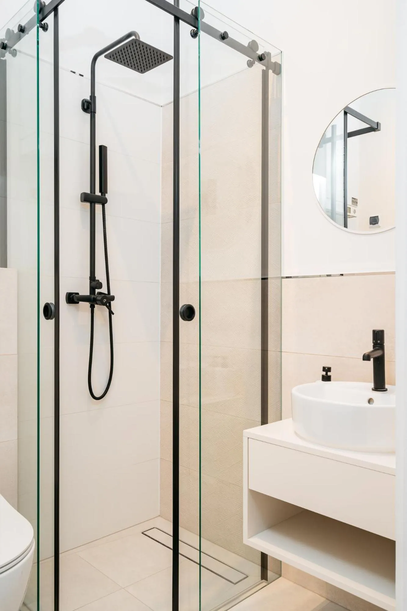 Shower in Crystal House II - LoftAffair Collection