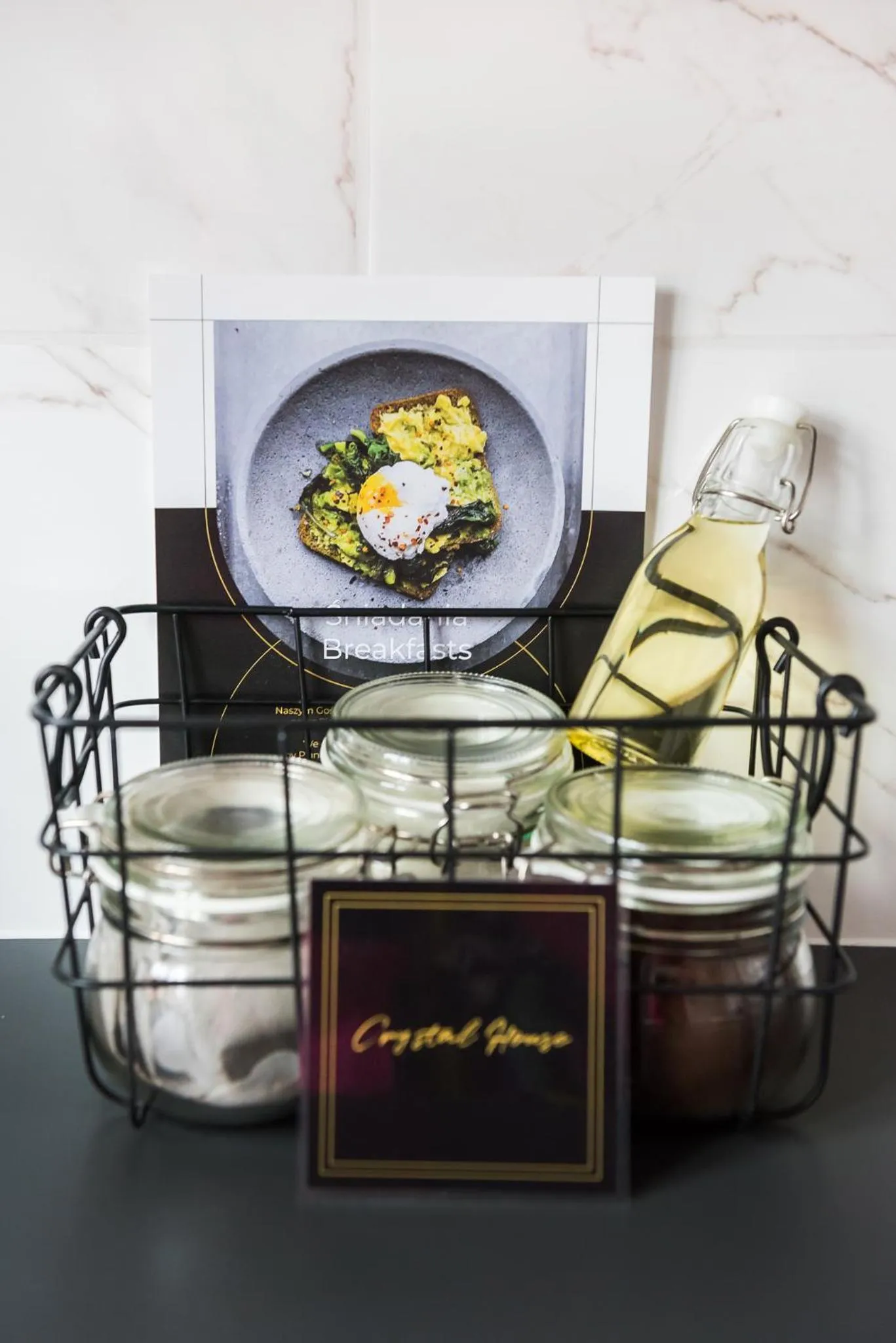 Food and drinks in Crystal House II - LoftAffair Collection