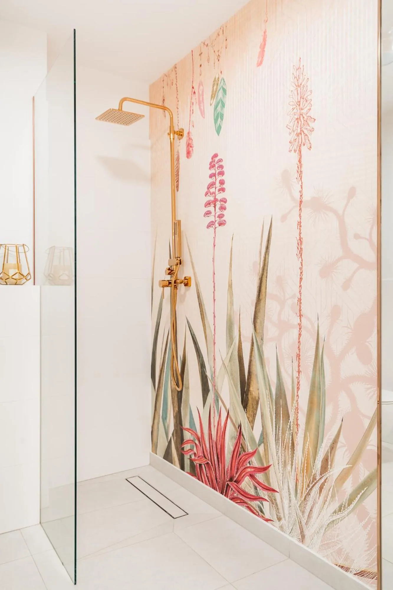 Shower in Crystal House II - LoftAffair Collection