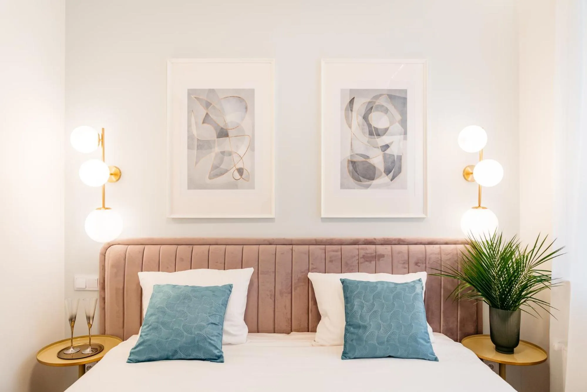 Bed in Crystal House II - LoftAffair Collection