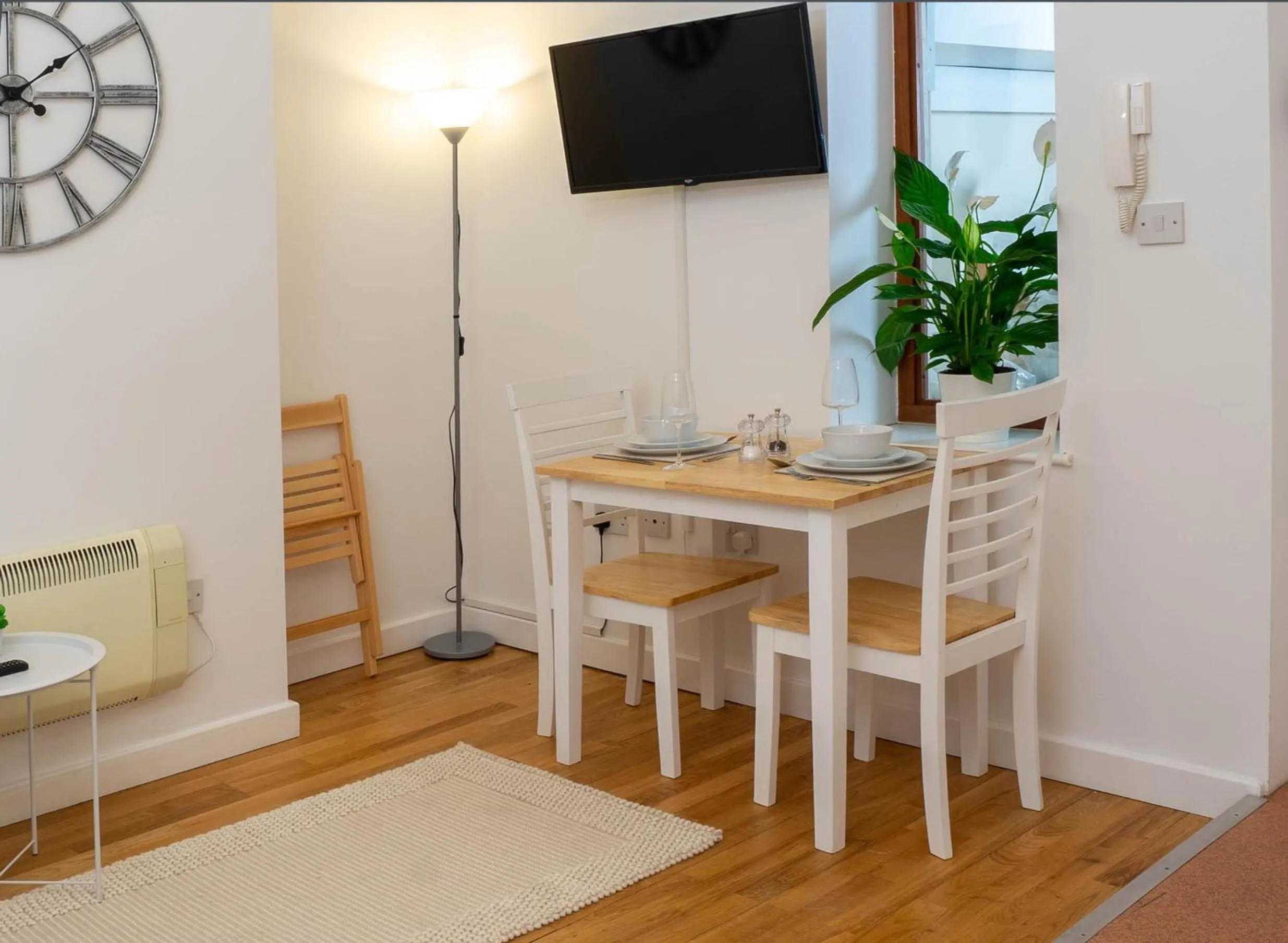 Dining area in Vibrant City Centre - KING Bed, Entire Apartment