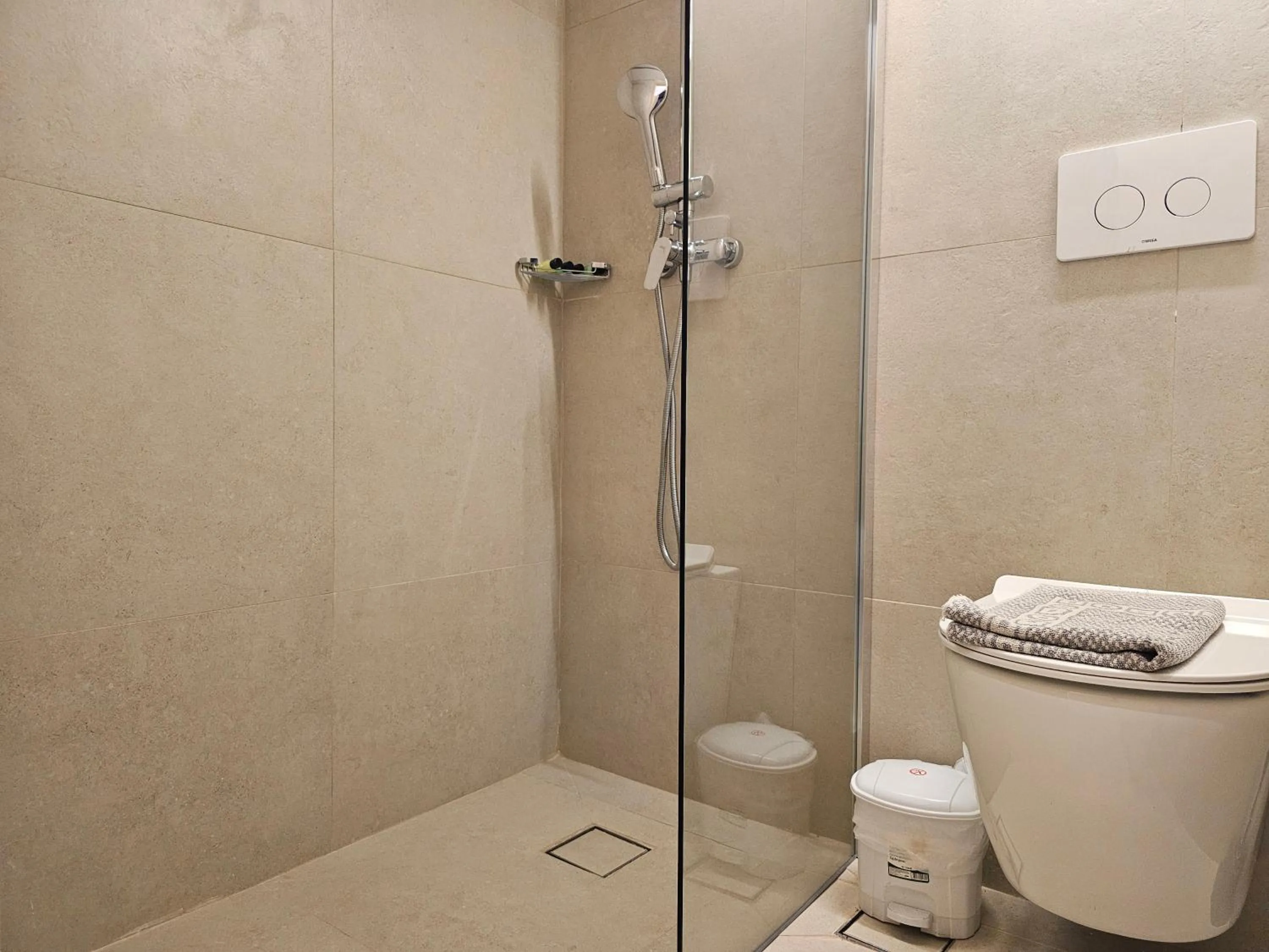 Shower in G92 City Hotel
