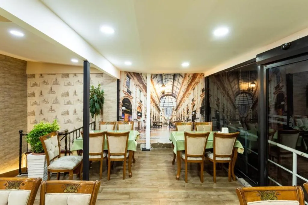 Restaurant/places to eat in GROSS HOTEL