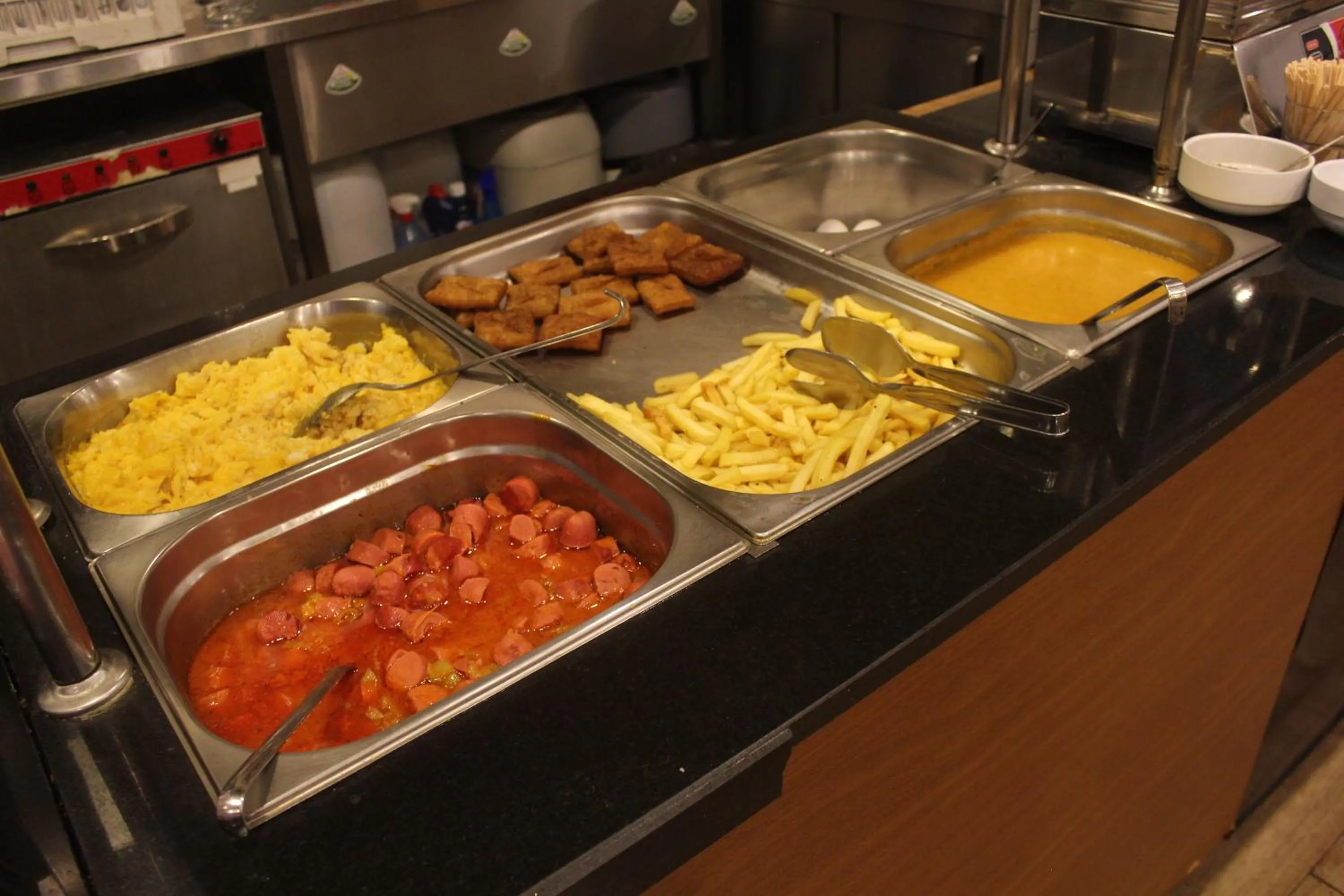 Food and drinks in GROSS HOTEL