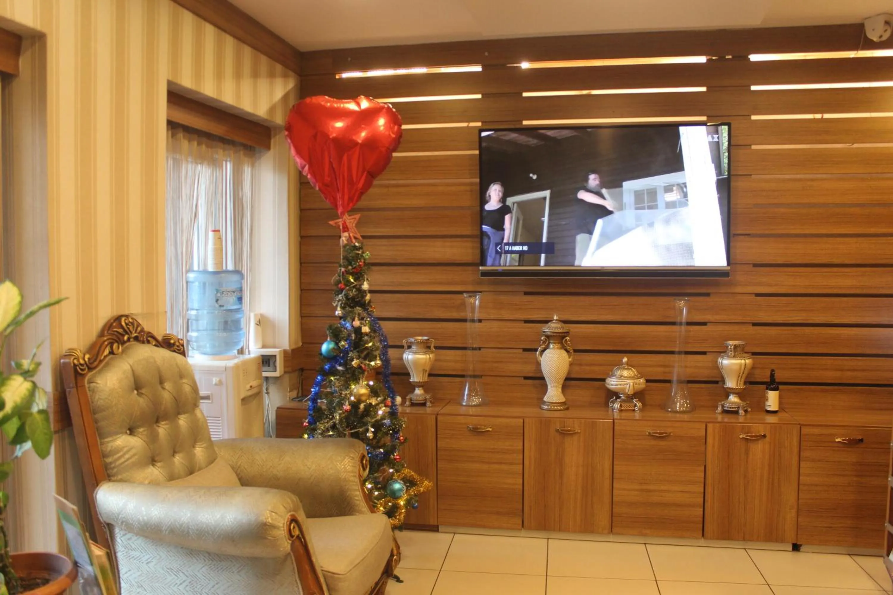 Communal lounge/ TV room in GROSS HOTEL