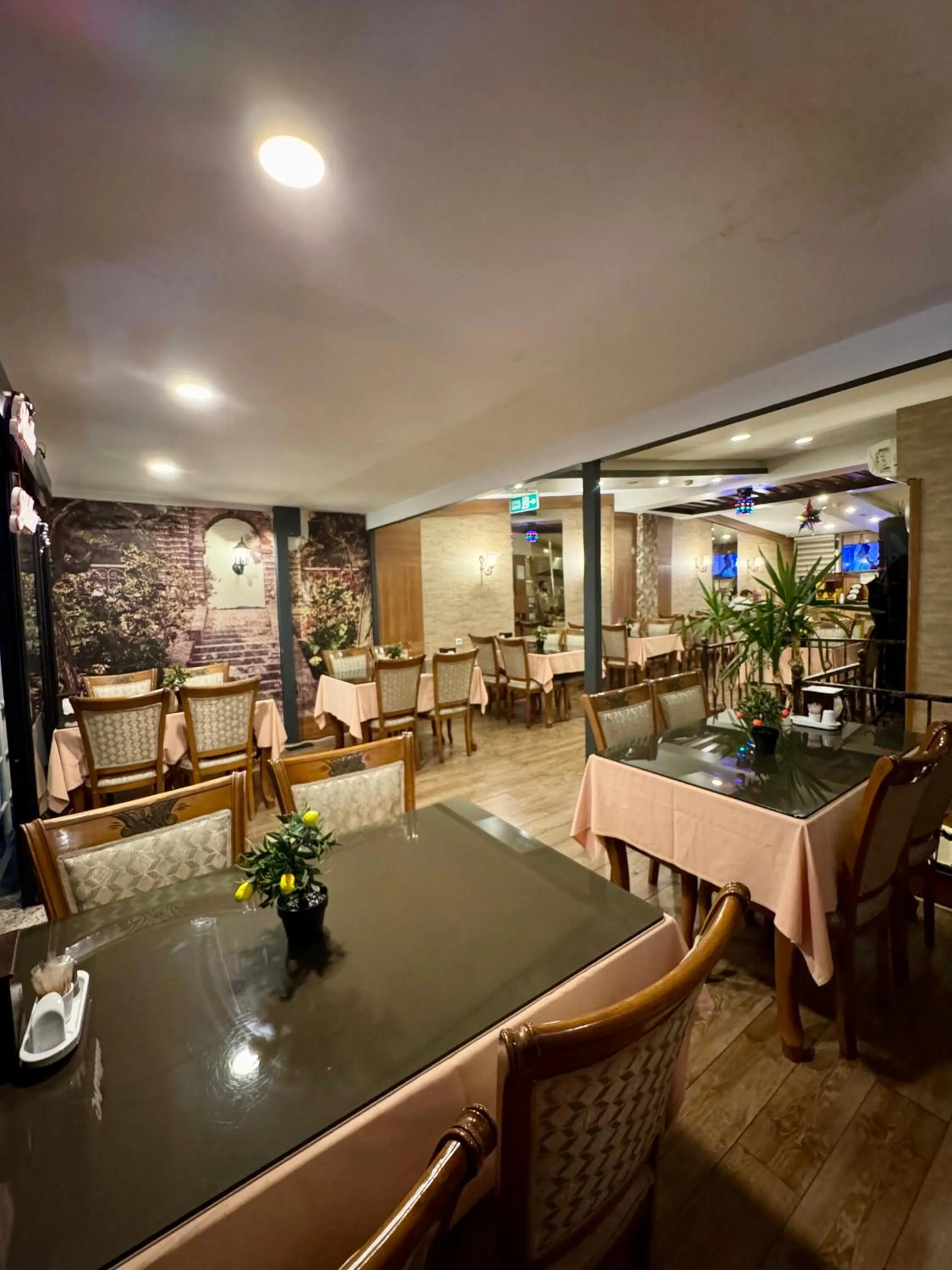 Restaurant/places to eat in GROSS HOTEL