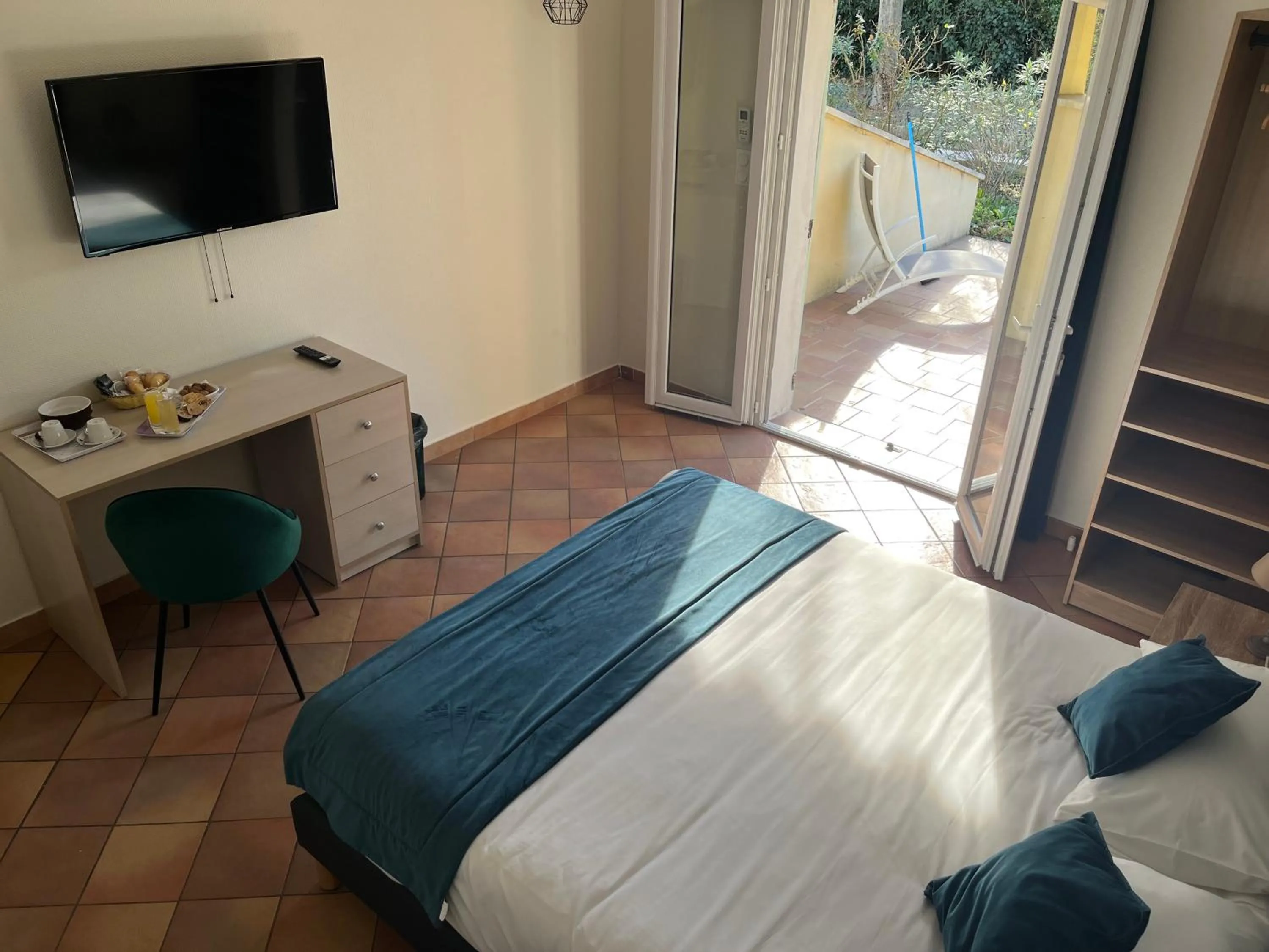 Double Room with Terrace in Le Gîte du Festival Sud Aqua - Avignon TGV