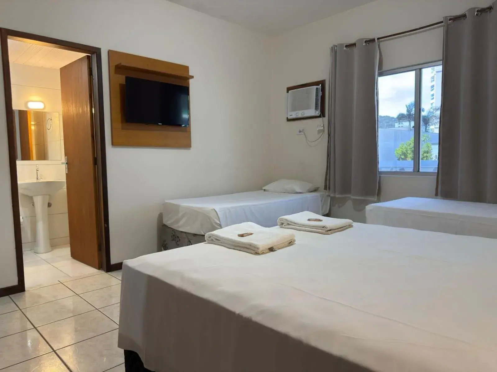 Quadruple Room - single occupancy in Hotel Graju Itajaí Quadruple Room - single occupancy in Hotel Graju Itajaí