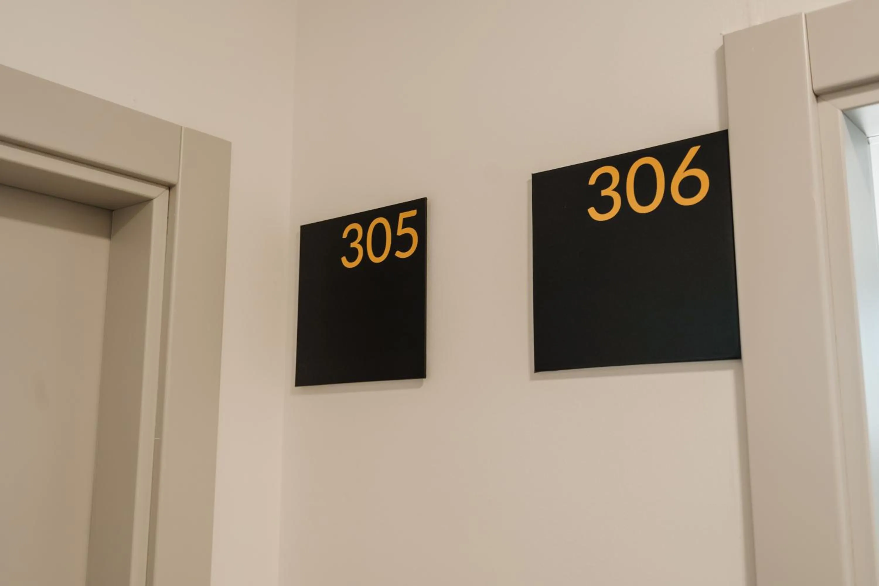 Property logo or sign in esZentrico Suites Jerez