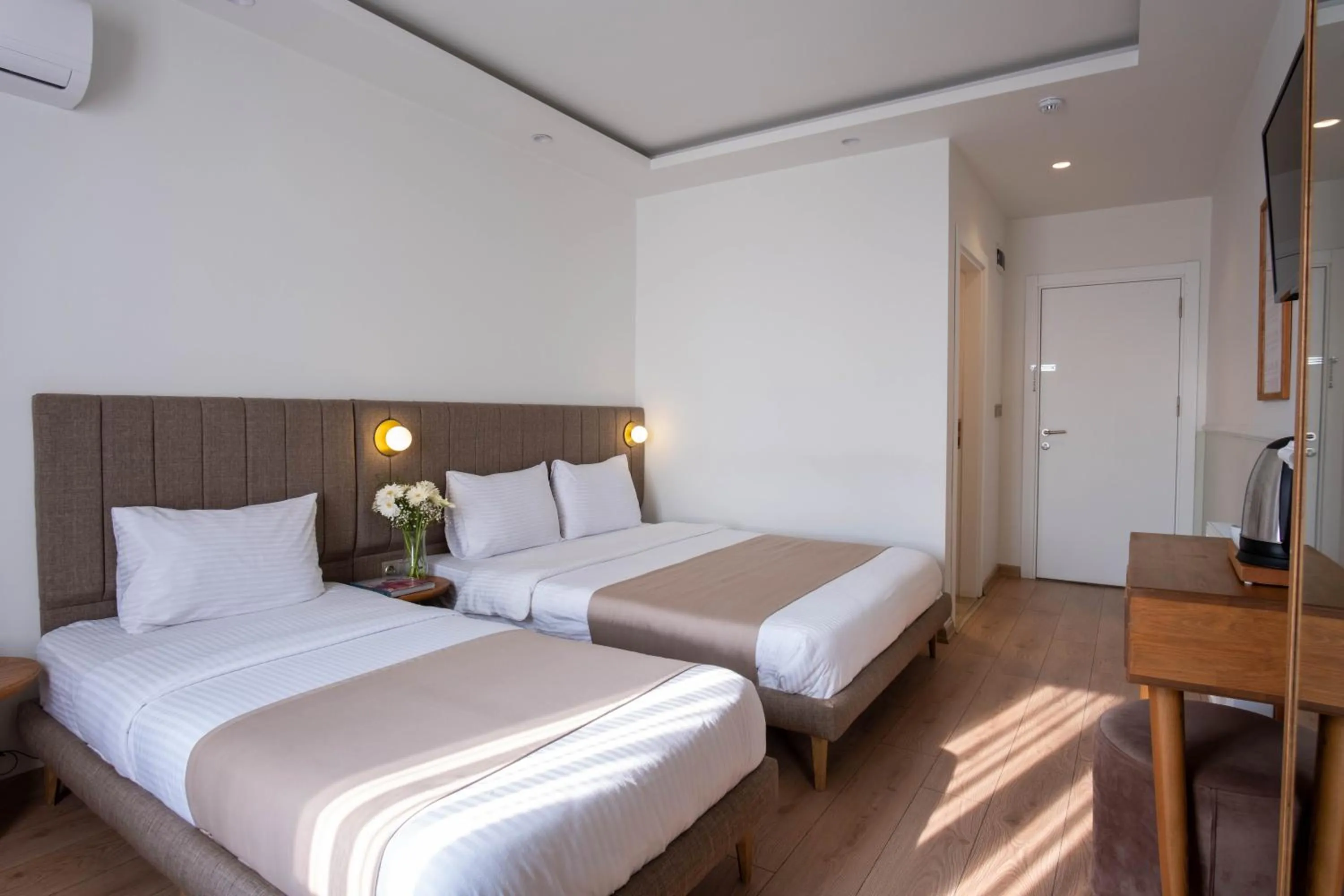 Photo of the whole room, Bed in Meshk Airport Hotel