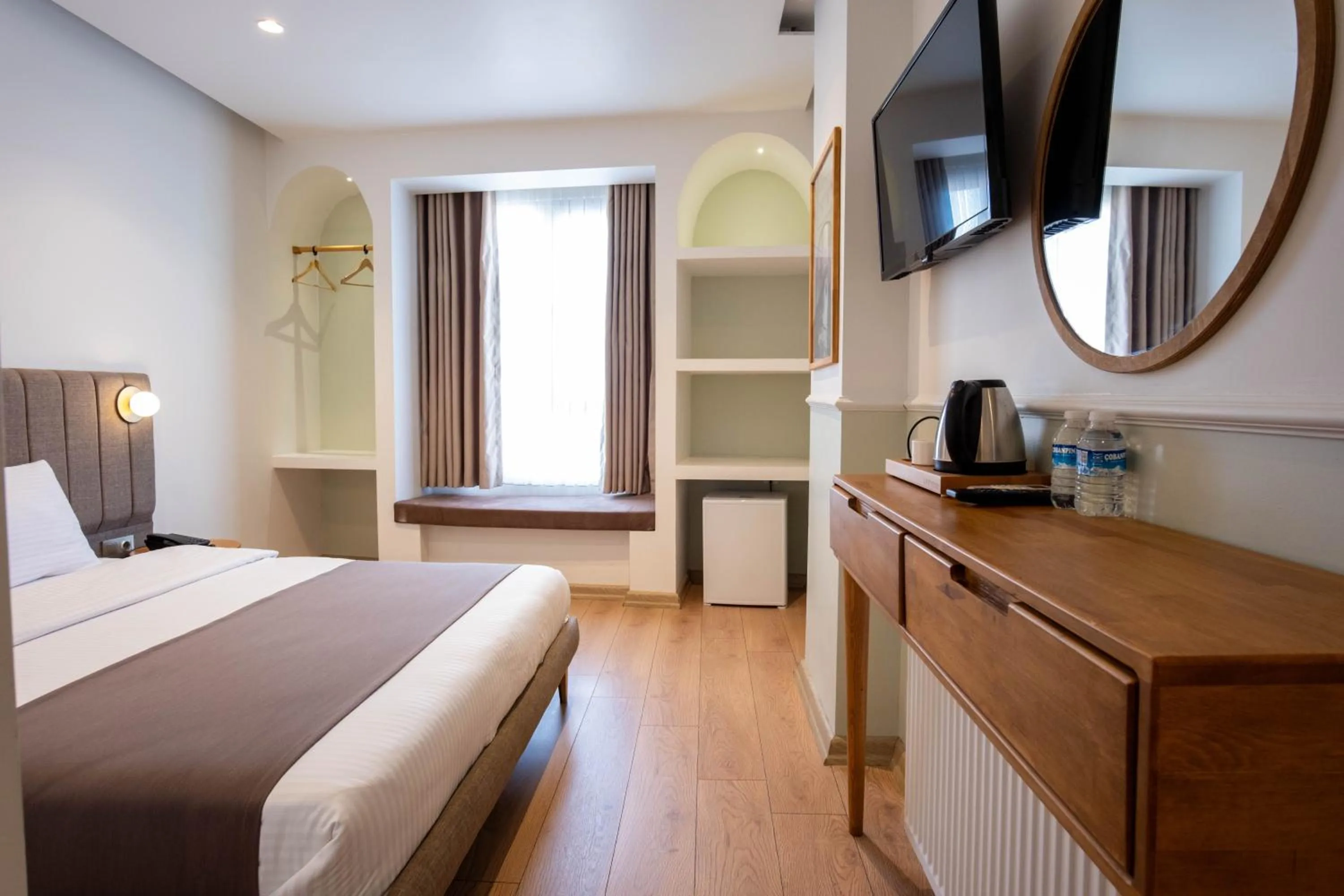 Communal lounge/ TV room, Bed in Meshk Airport Hotel