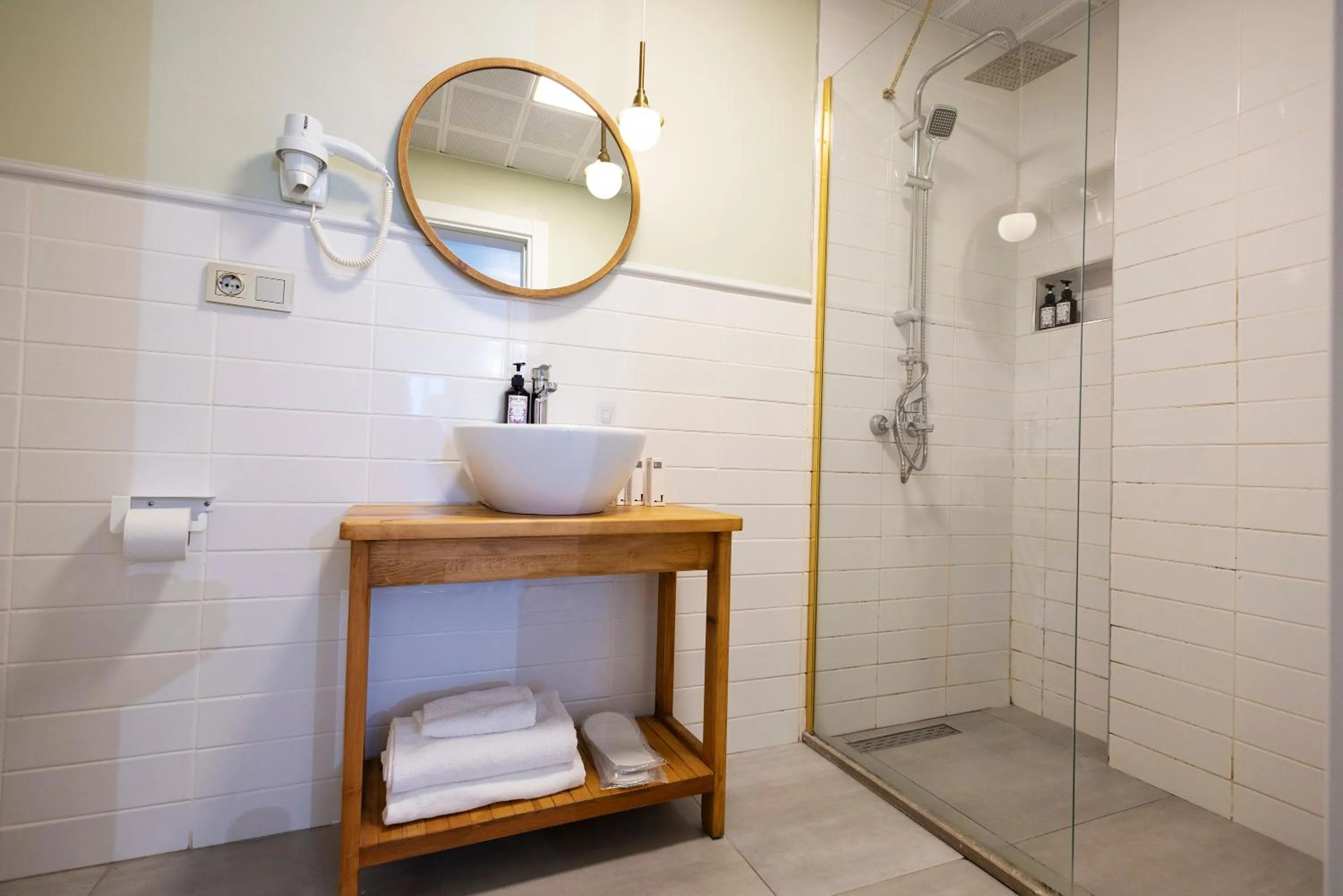 Shower in Meshk Airport Hotel