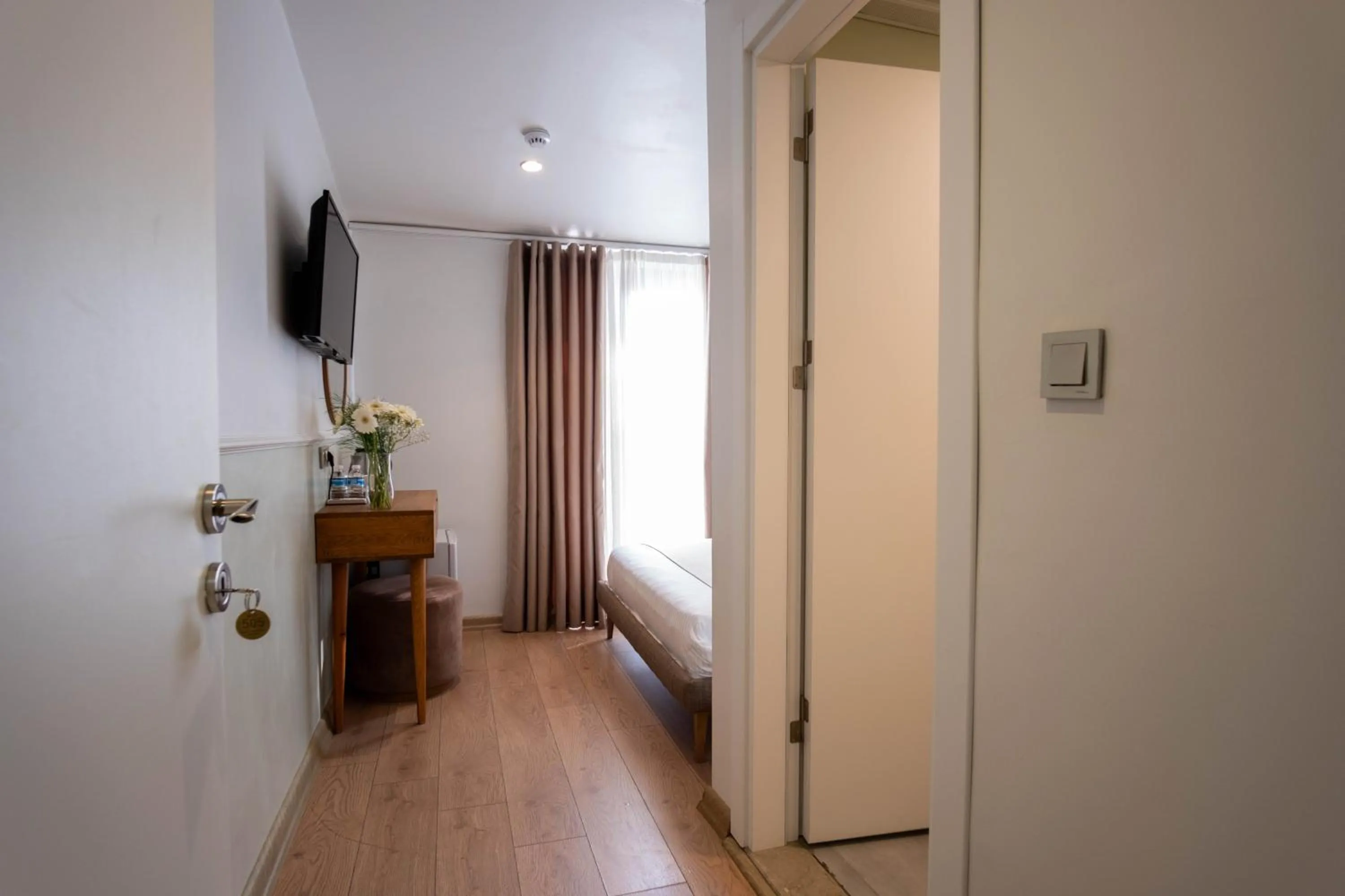 Communal lounge/ TV room in Meshk Airport Hotel