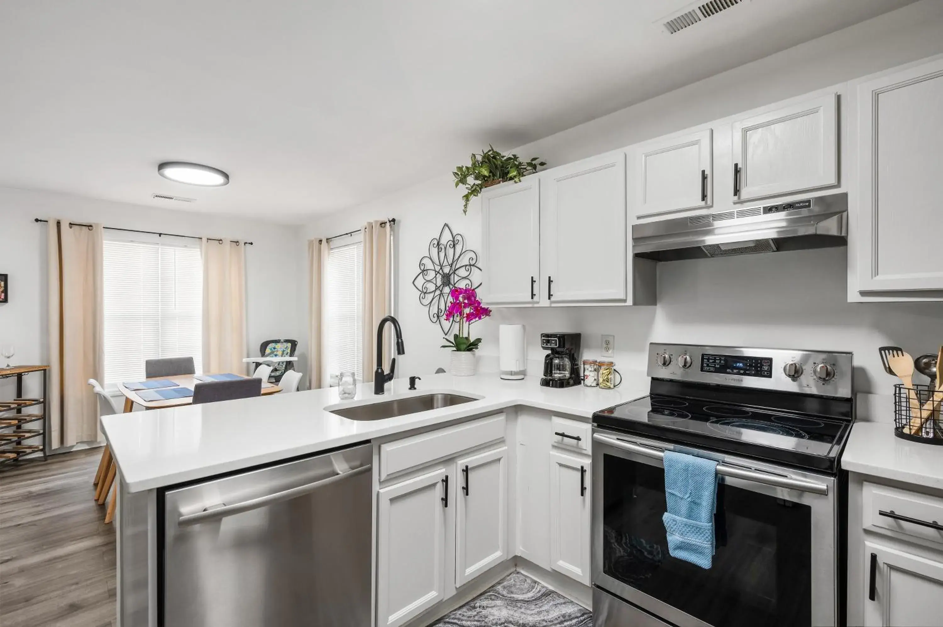 Three-Bedroom Apartment in DTPrivacy*KidsFriendly*PetFriendly*300M*Walkable Three-Bedroom Apartment in DTPrivacy*KidsFriendly*PetFriendly*300M*Walkable