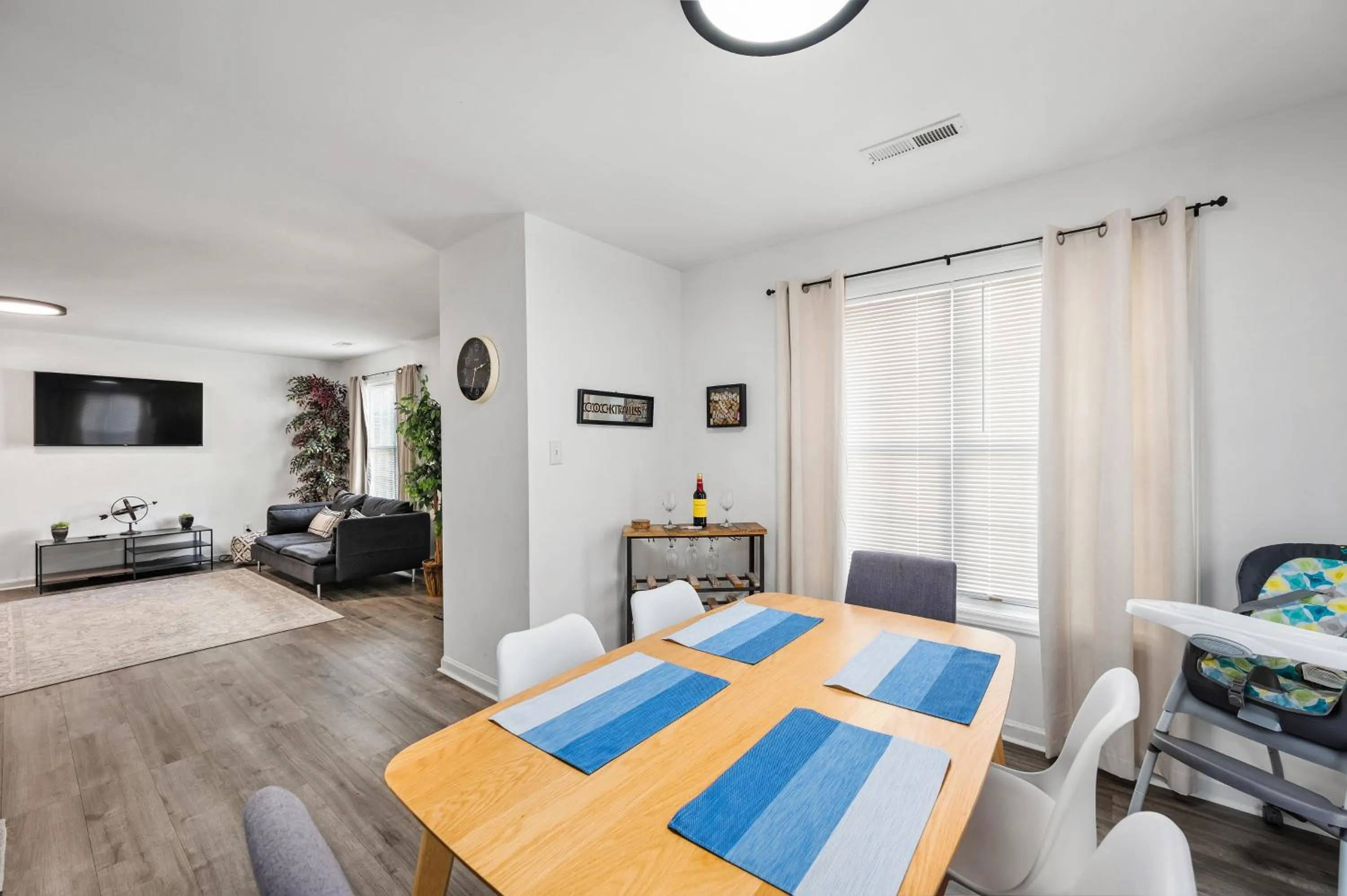 Dining area, Bed in DTPrivacy*KidsFriendly*PetFriendly*300M*Walkable