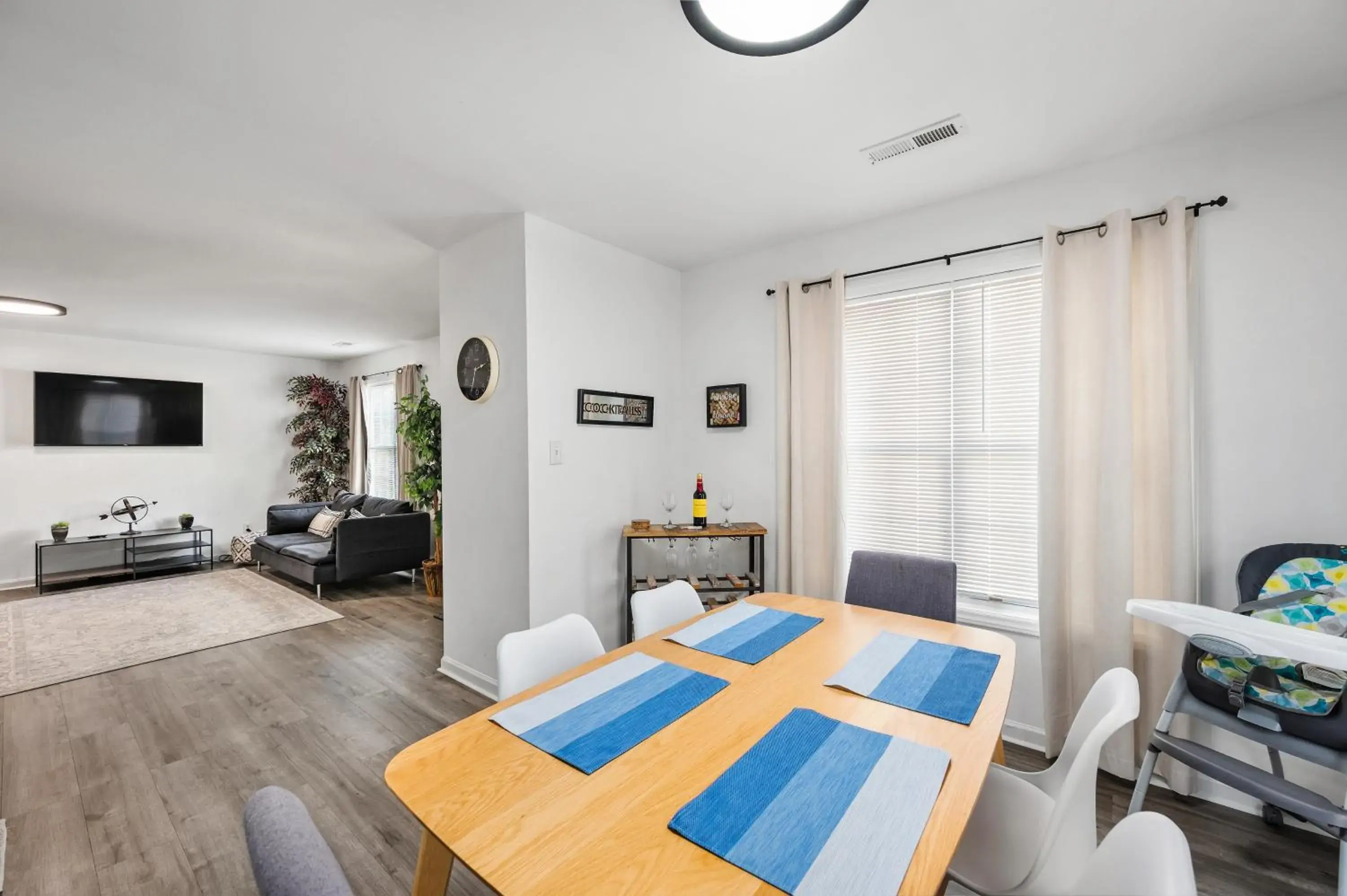 Three-Bedroom Apartment in DTPrivacy*KidsFriendly*PetFriendly*300M*Walkable Three-Bedroom Apartment in DTPrivacy*KidsFriendly*PetFriendly*300M*Walkable