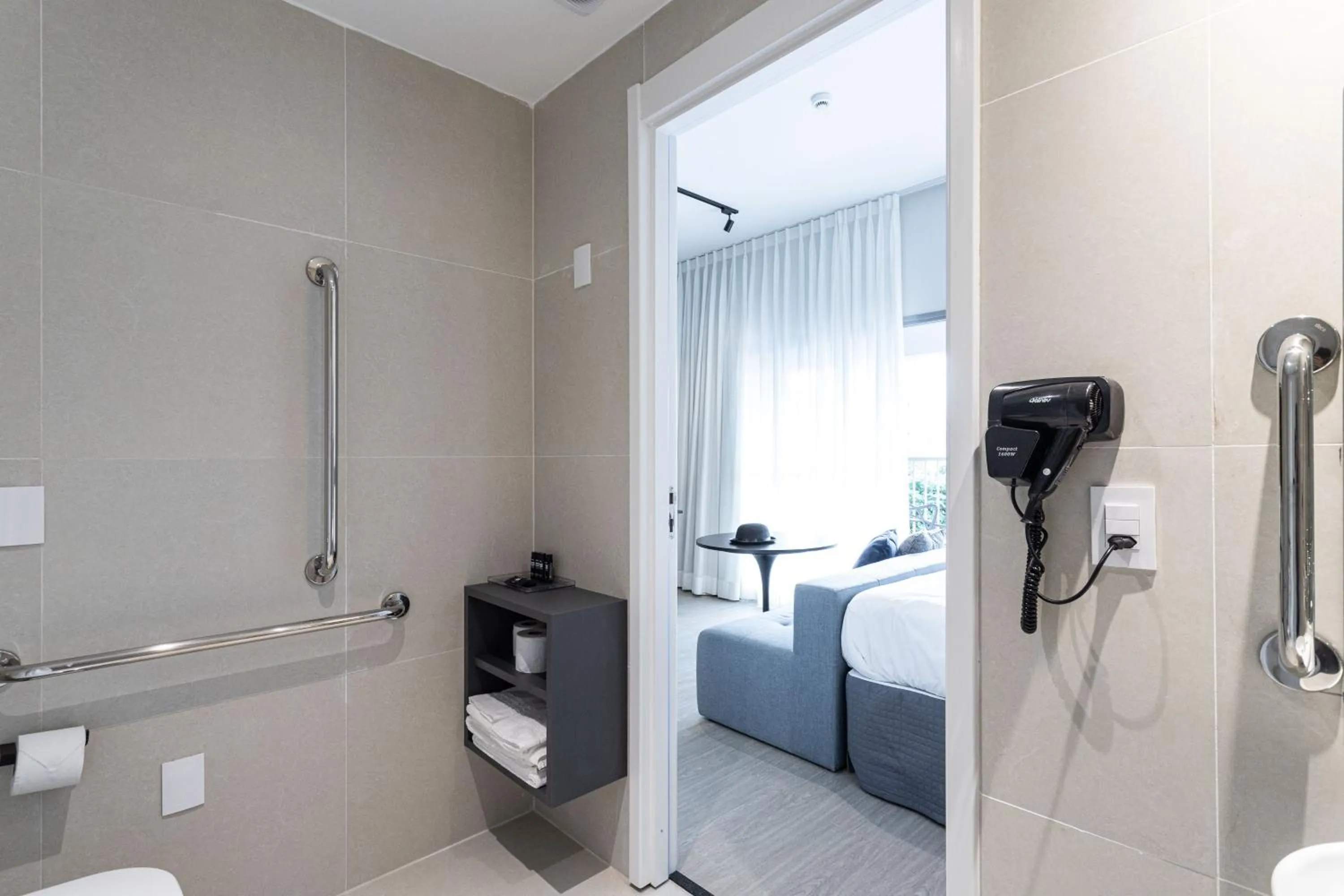 Shower, Bed in House of Charlie Vila Mariana