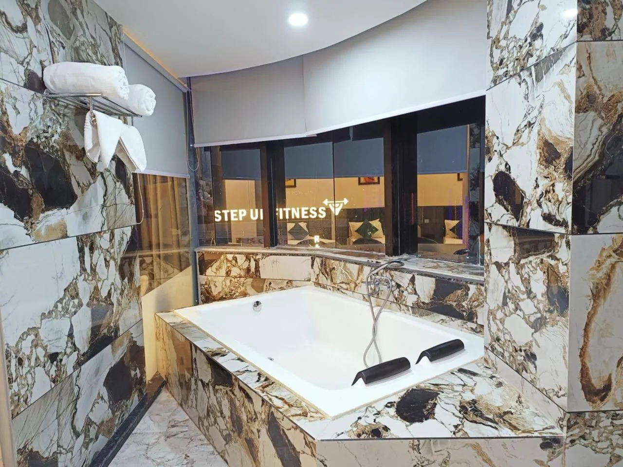 Bath in HOTEL THE PARKER INN By KBNT GROUP