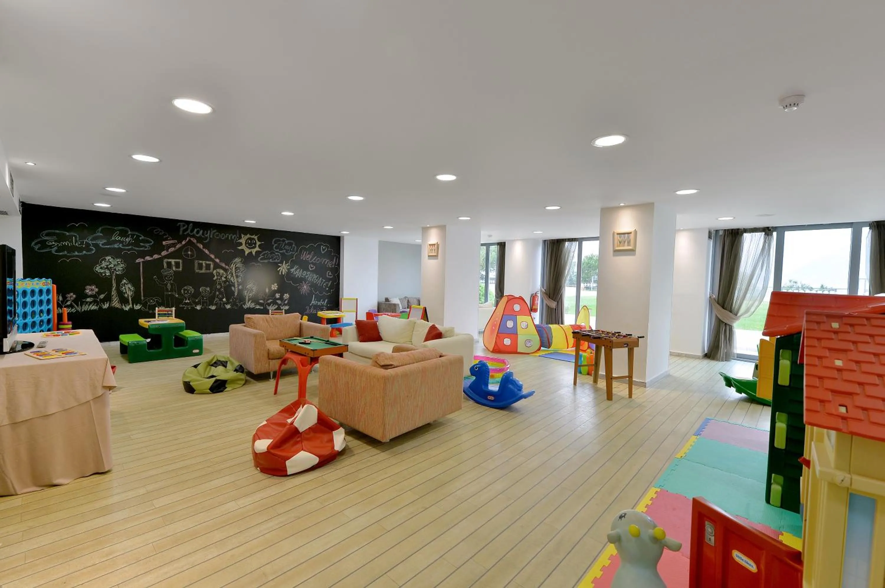 Communal lounge/ TV room in Airotel Achaia Beach